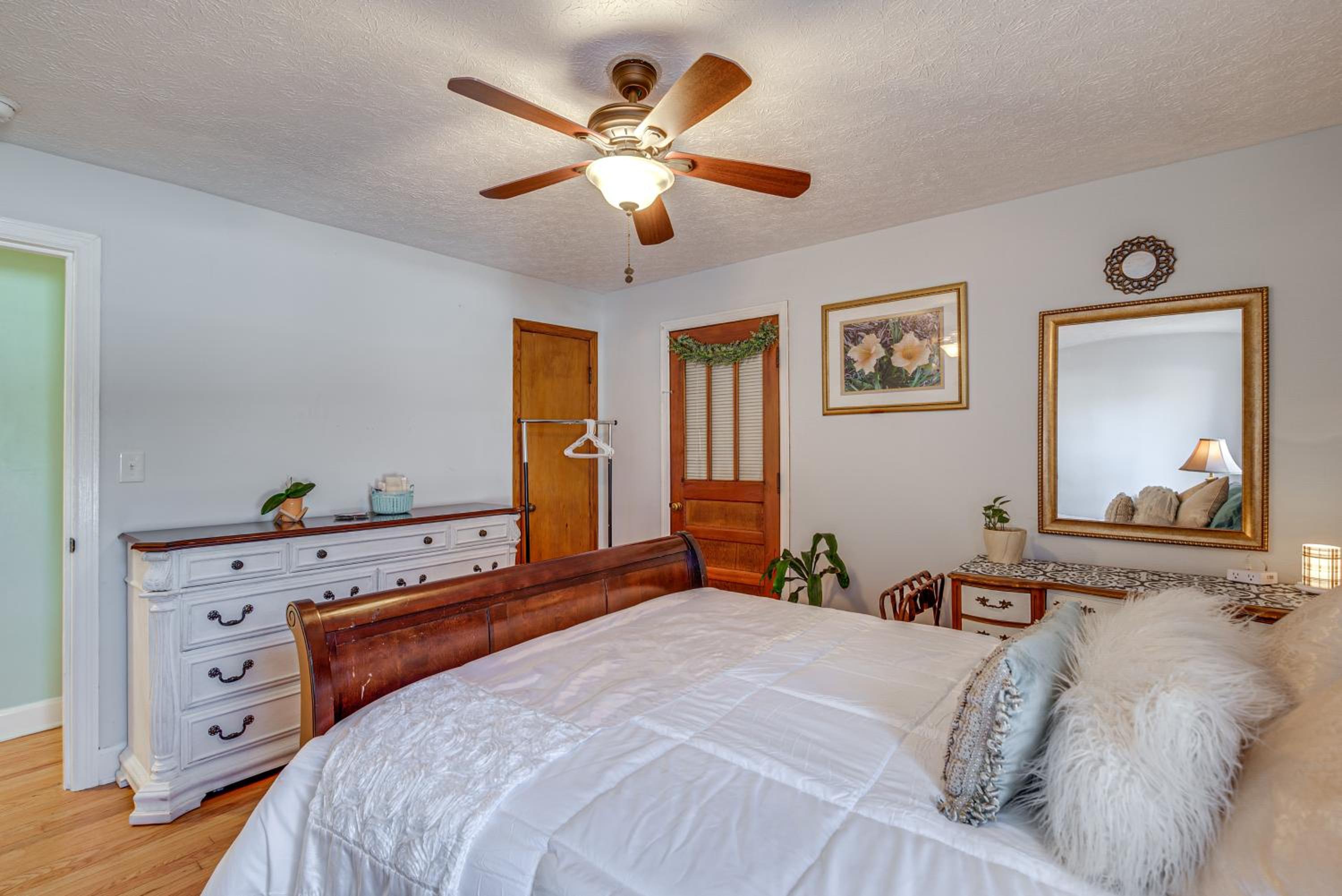 Less Than 1 Mi to Dtwn Franklin Charming Home with Sunroom!