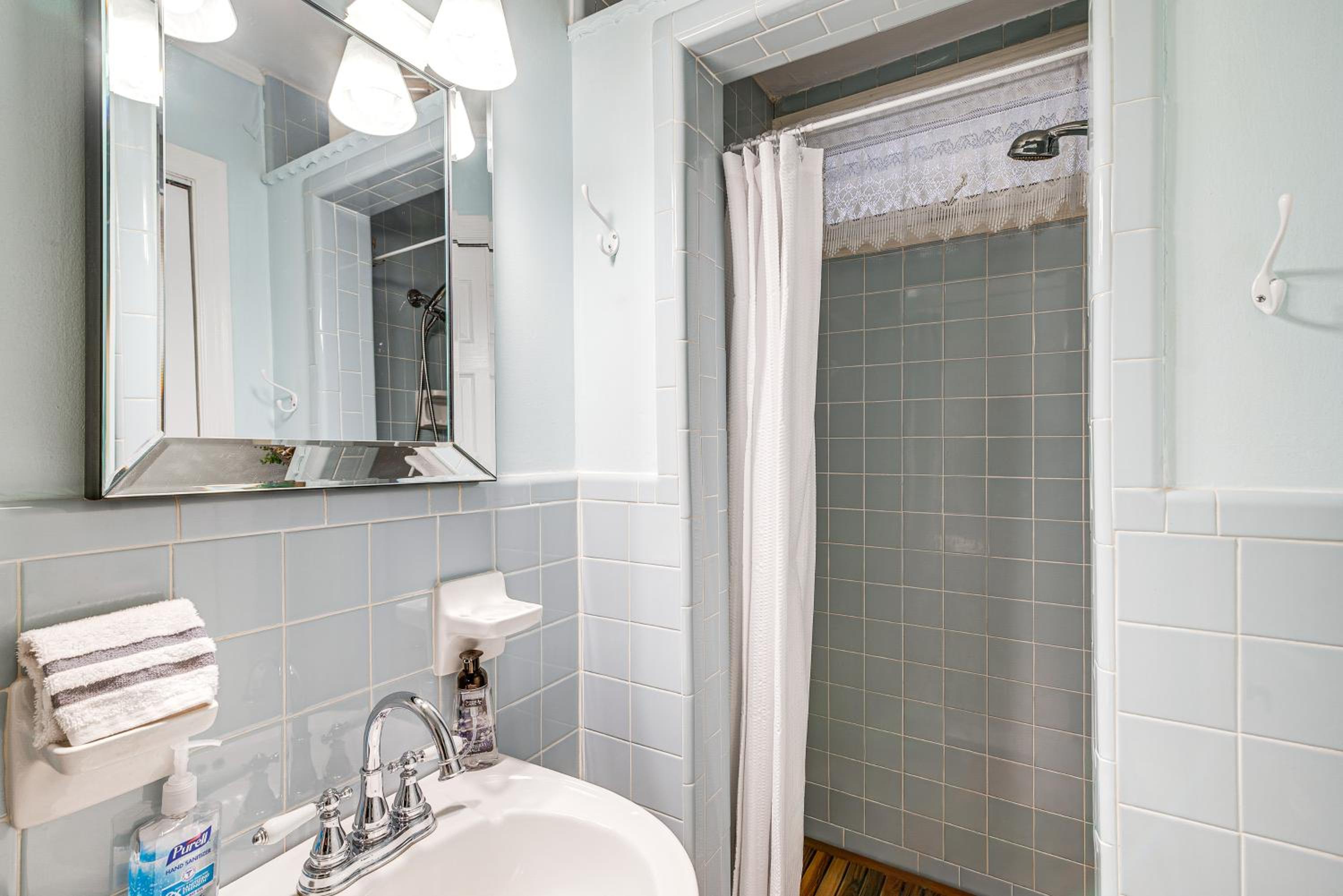 Less Than 1 Mi to Dtwn Franklin Charming Home with Sunroom!