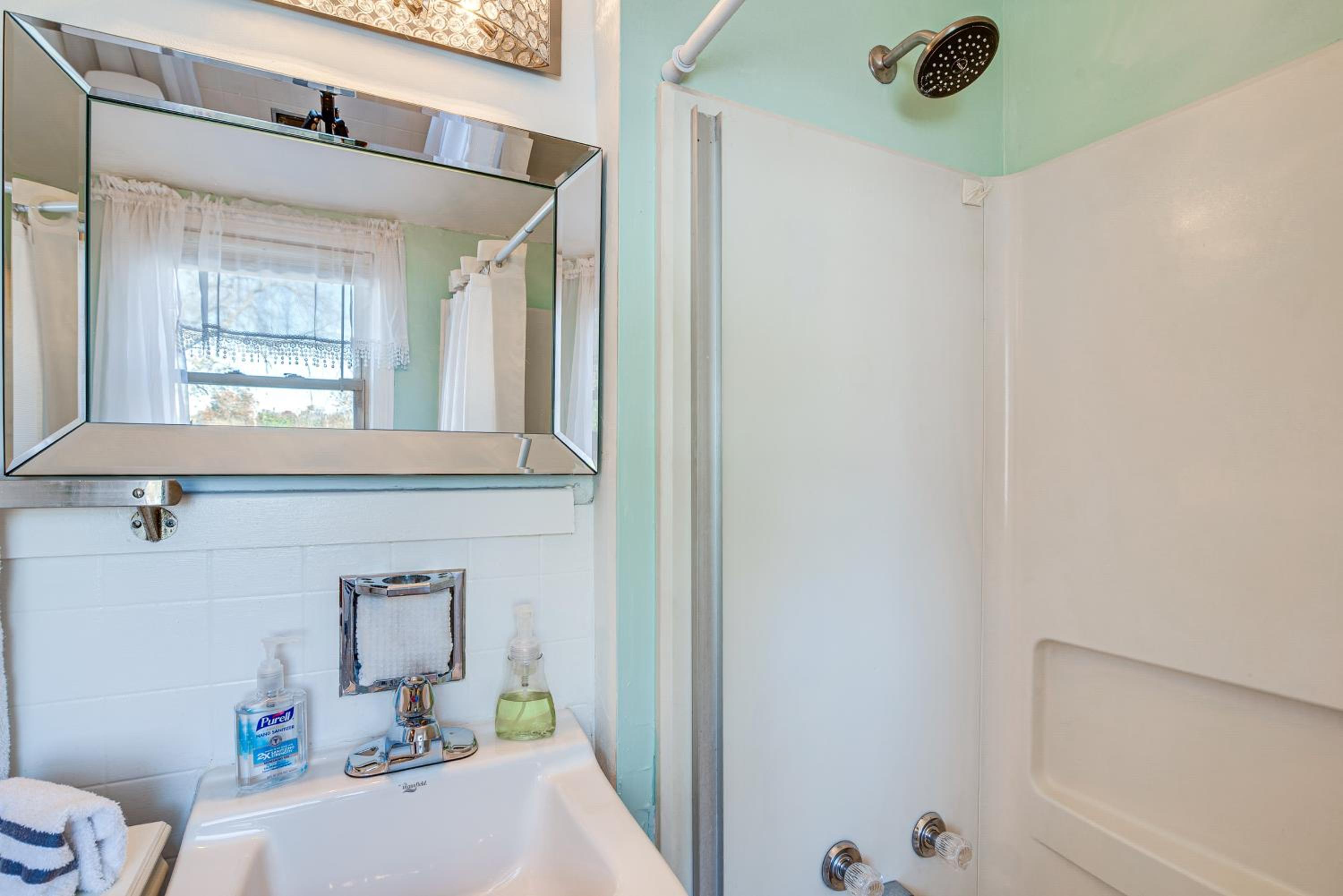 Less Than 1 Mi to Dtwn Franklin Charming Home with Sunroom!