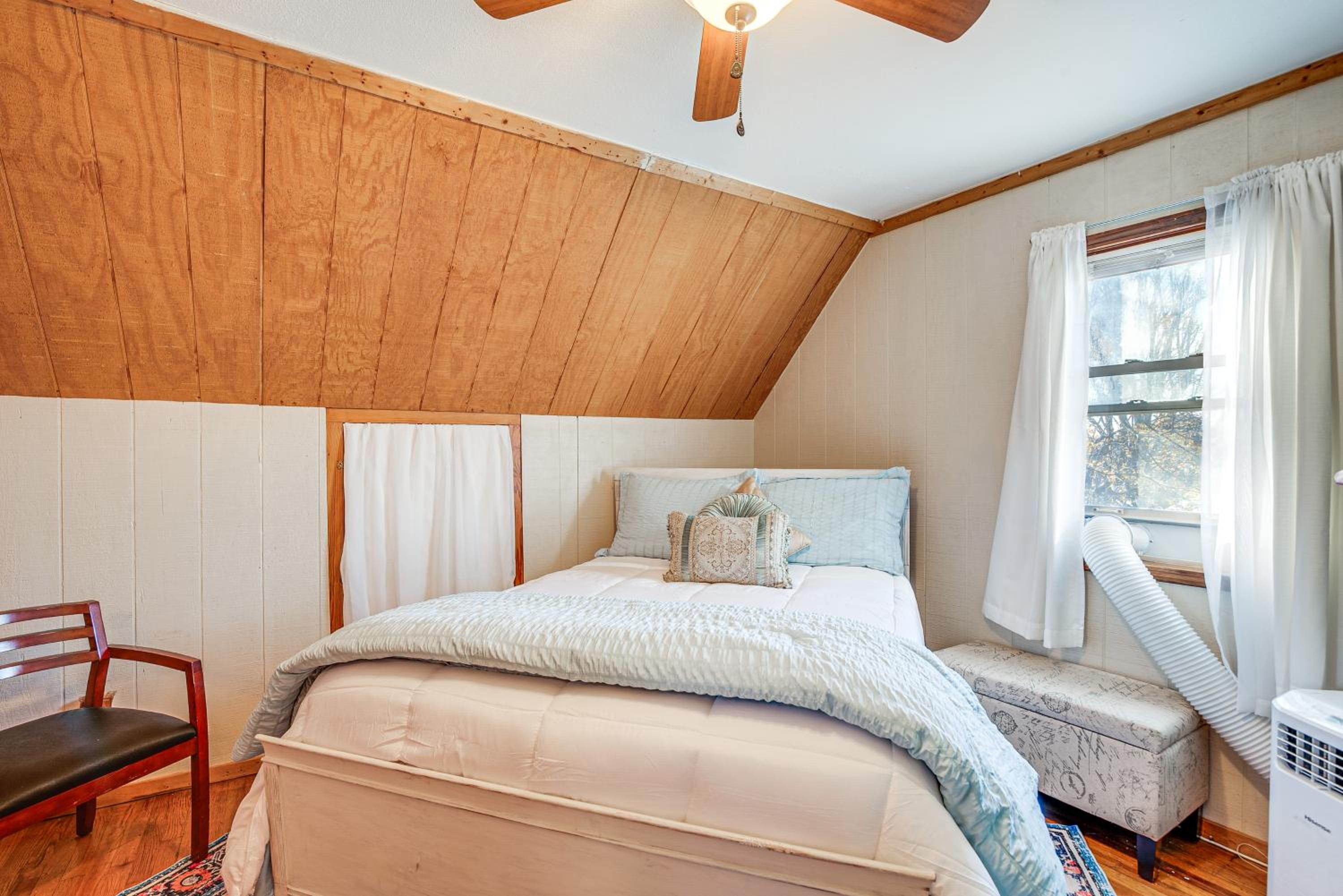 Less Than 1 Mi to Dtwn Franklin Charming Home with Sunroom!