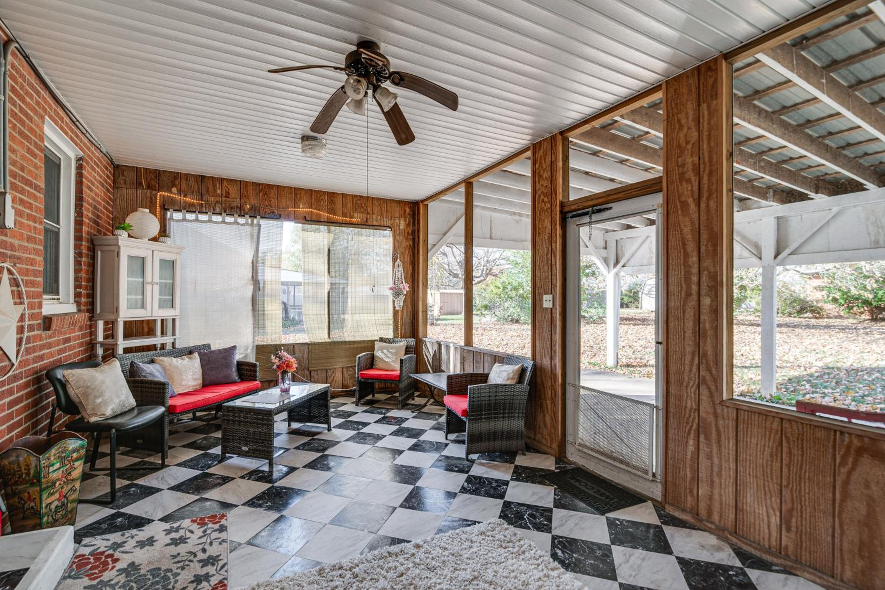 Less Than 1 Mi to Dtwn Franklin Charming Home with Sunroom!
