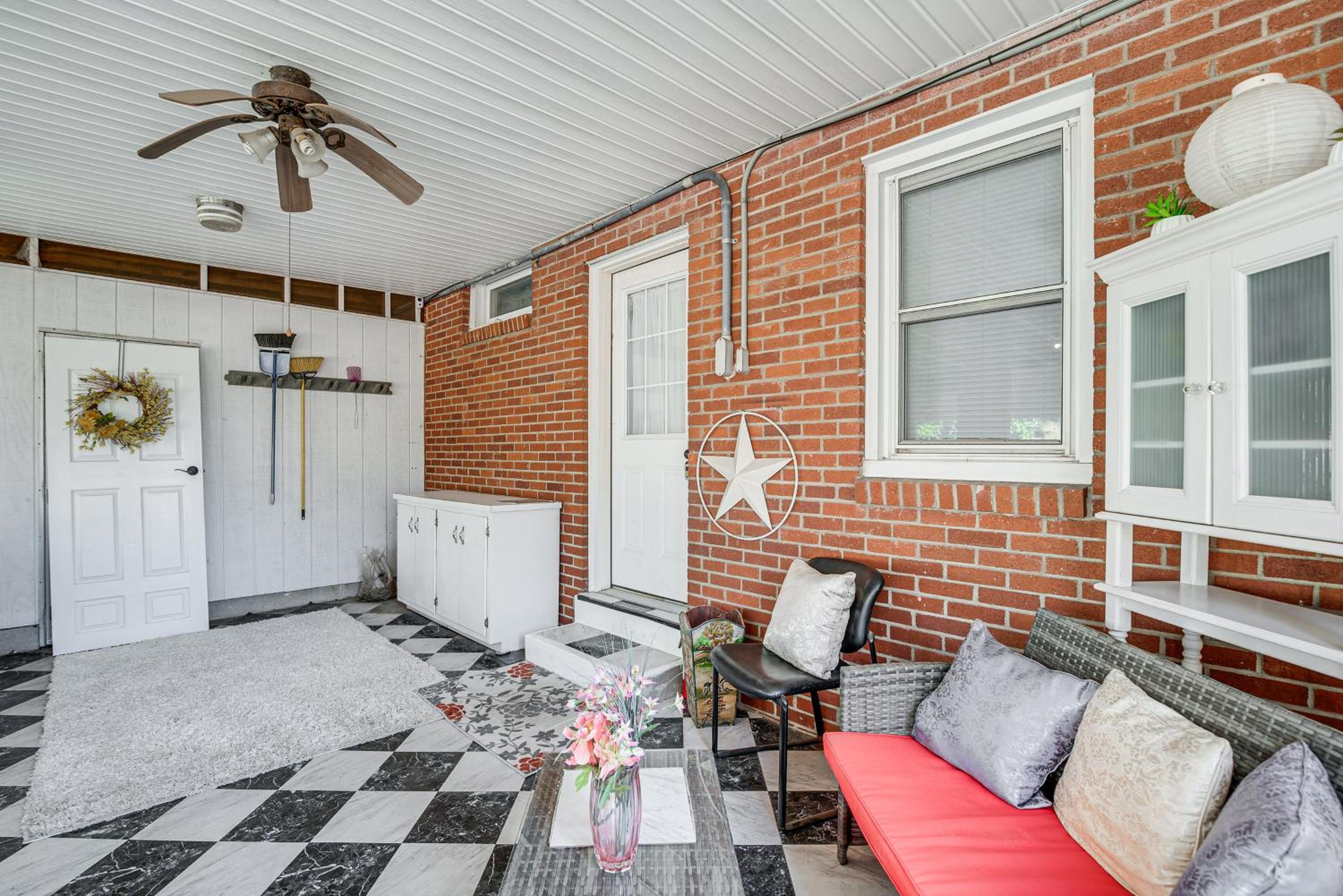 Less Than 1 Mi to Dtwn Franklin Charming Home with Sunroom!