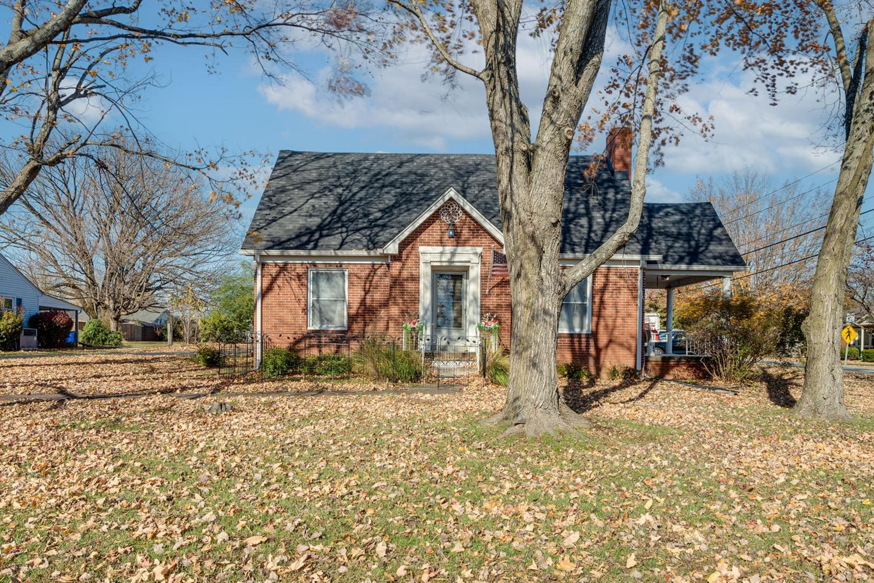 Less Than 1 Mi to Dtwn Franklin Charming Home with Sunroom!
