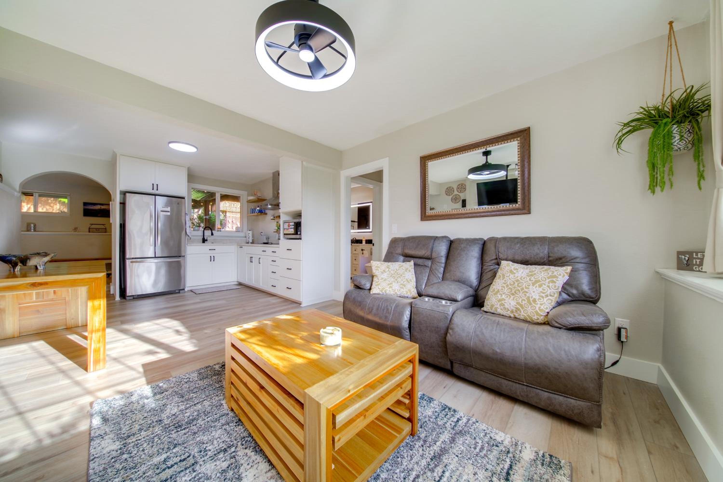 The Salty Hawk Hideaway - Chic Everett ADU