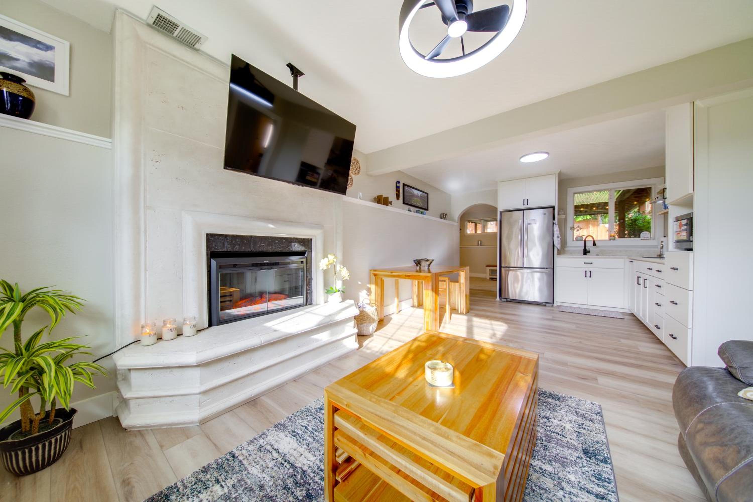 The Salty Hawk Hideaway - Chic Everett ADU