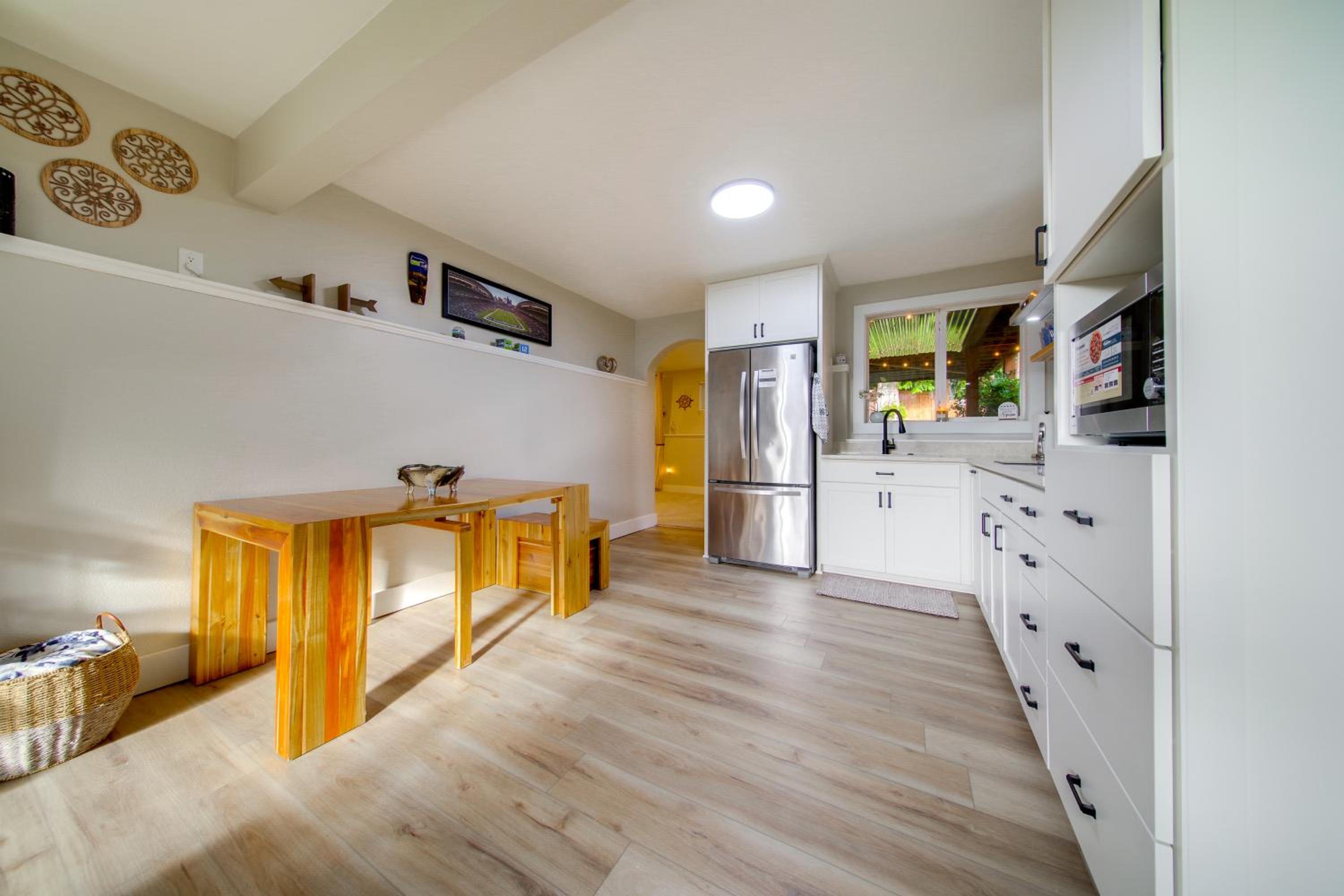 The Salty Hawk Hideaway - Chic Everett ADU