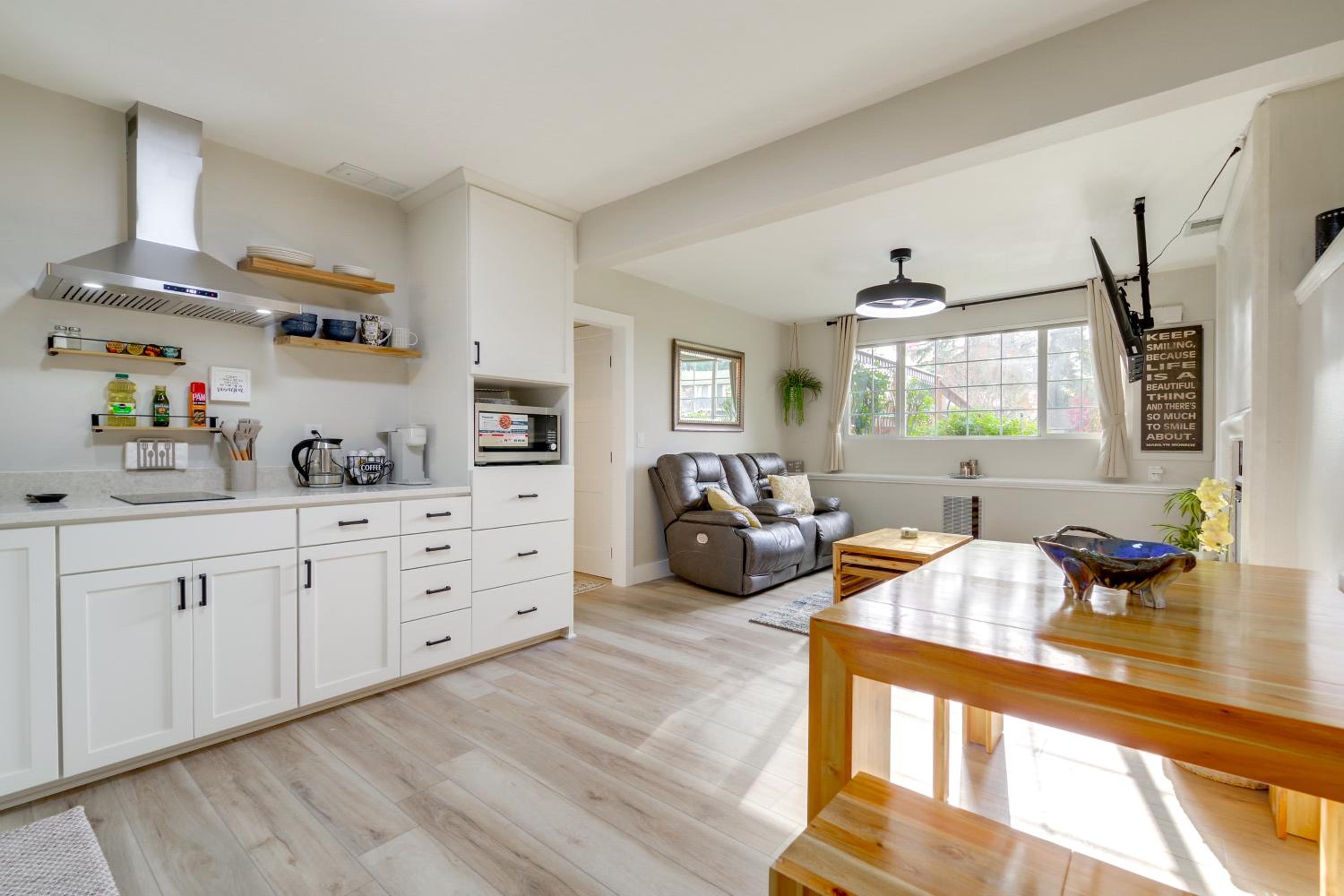 The Salty Hawk Hideaway - Chic Everett ADU