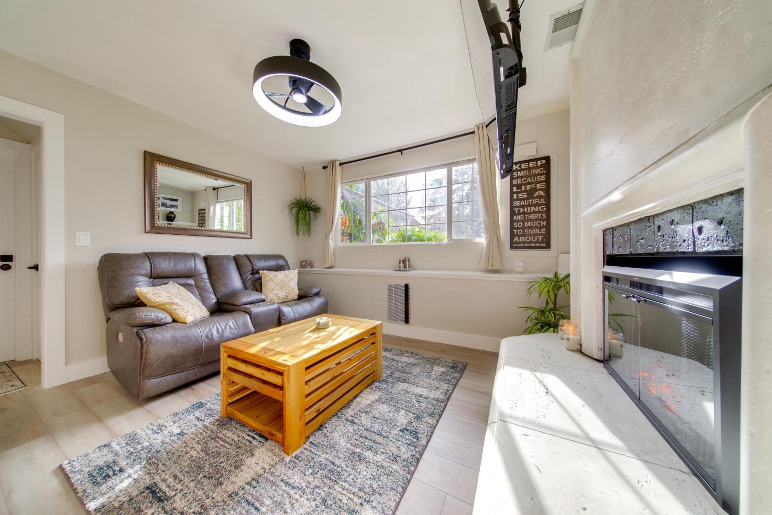The Salty Hawk Hideaway - Chic Everett ADU