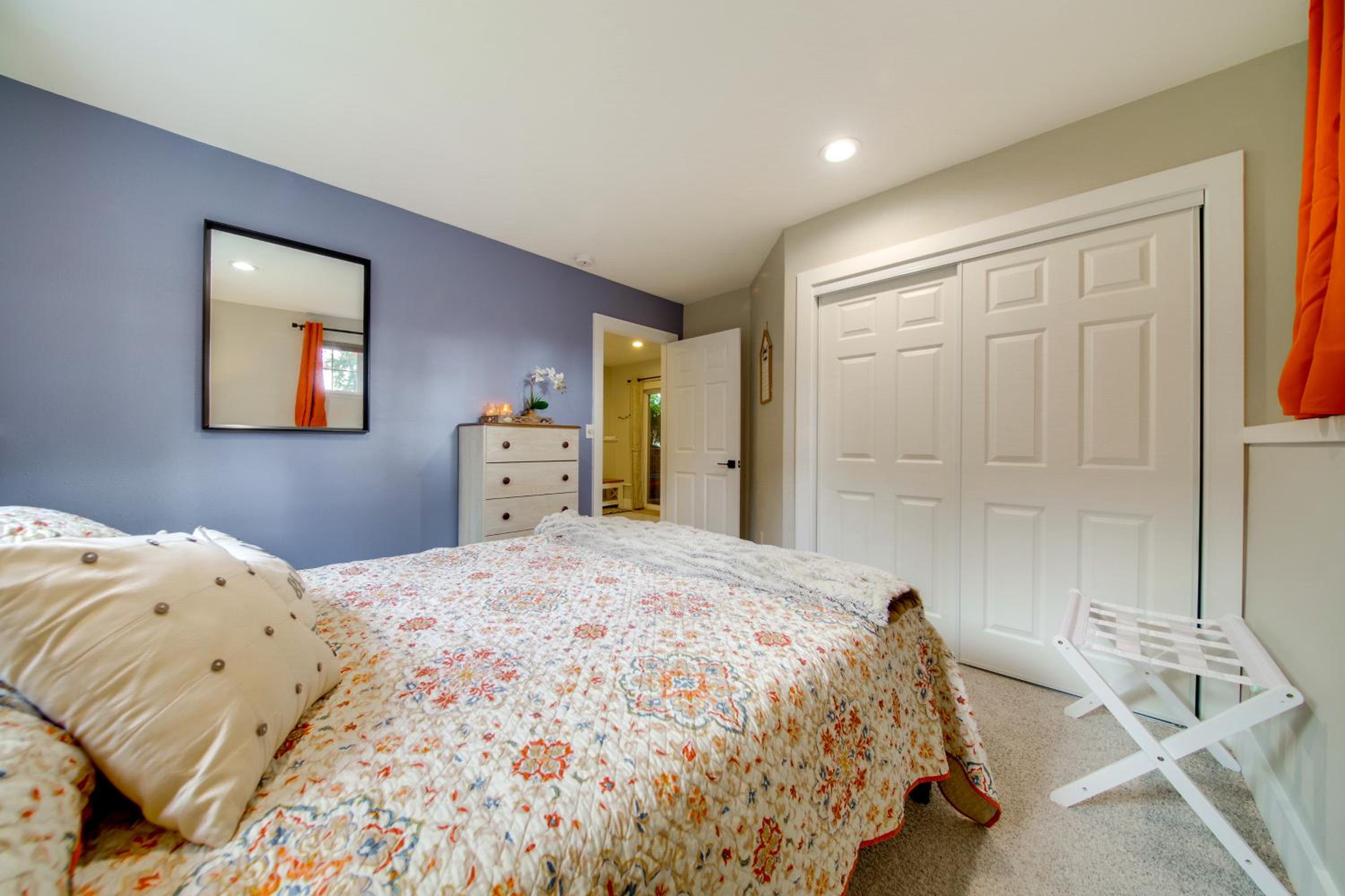 The Salty Hawk Hideaway - Chic Everett ADU