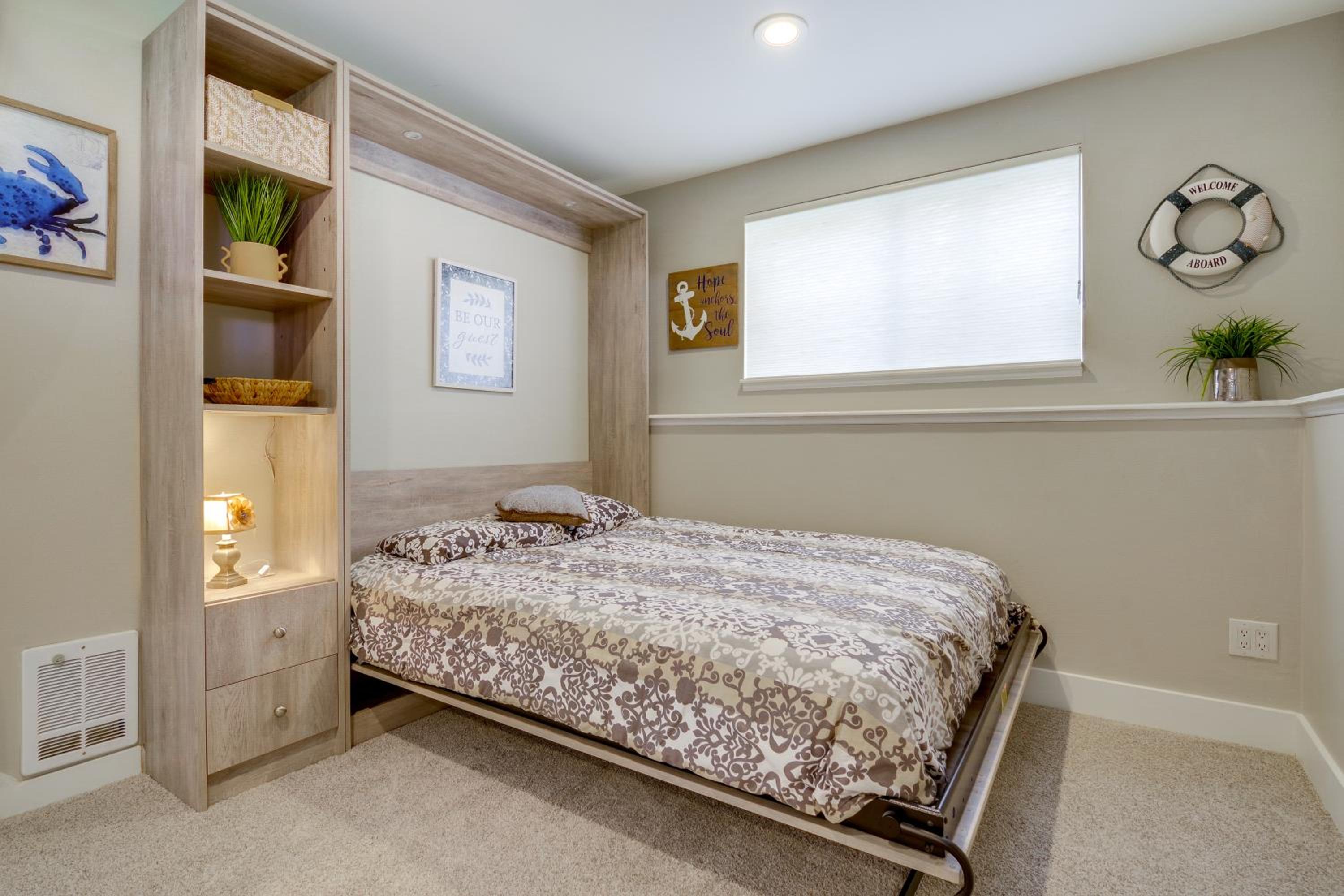 The Salty Hawk Hideaway - Chic Everett ADU