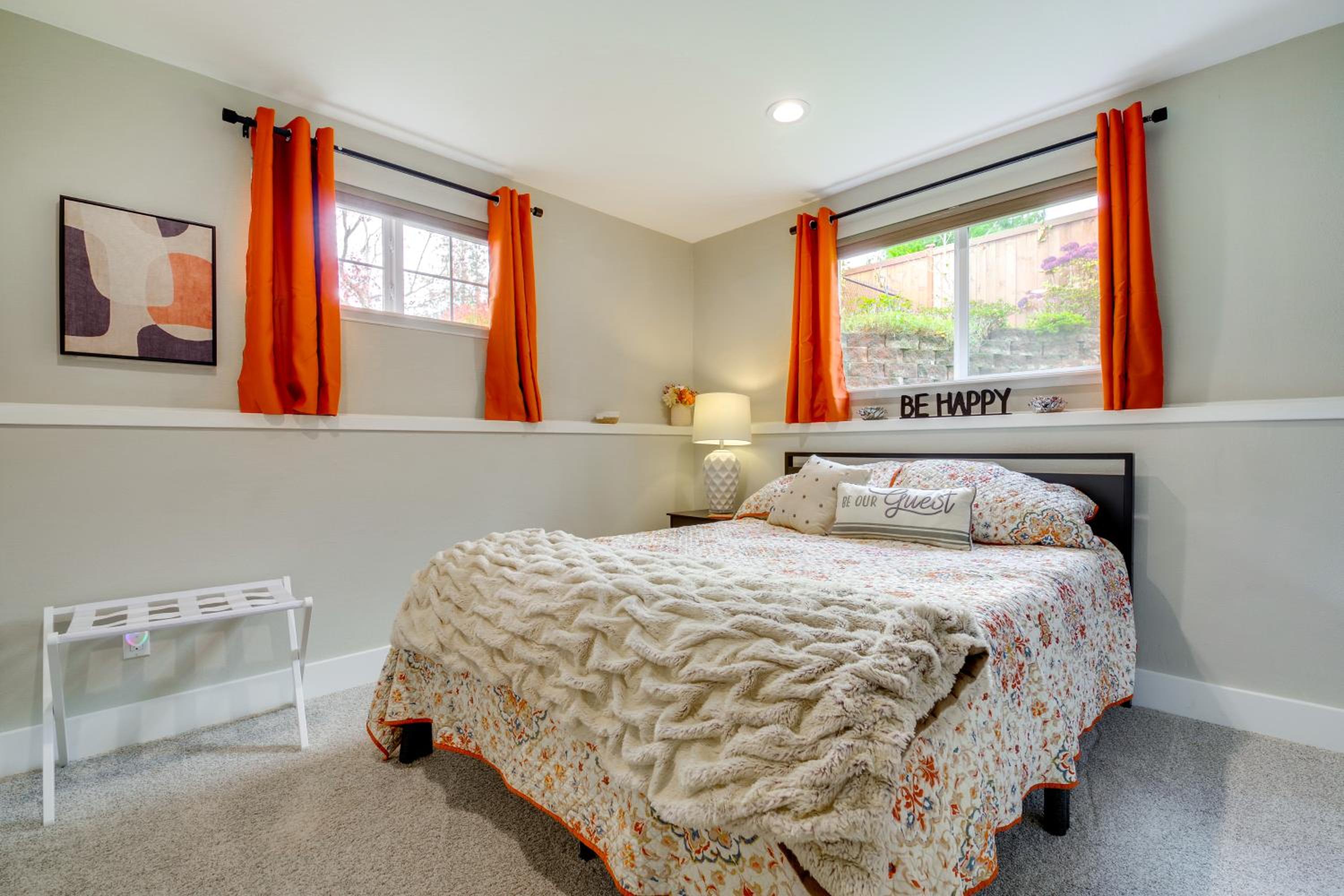 The Salty Hawk Hideaway - Chic Everett ADU