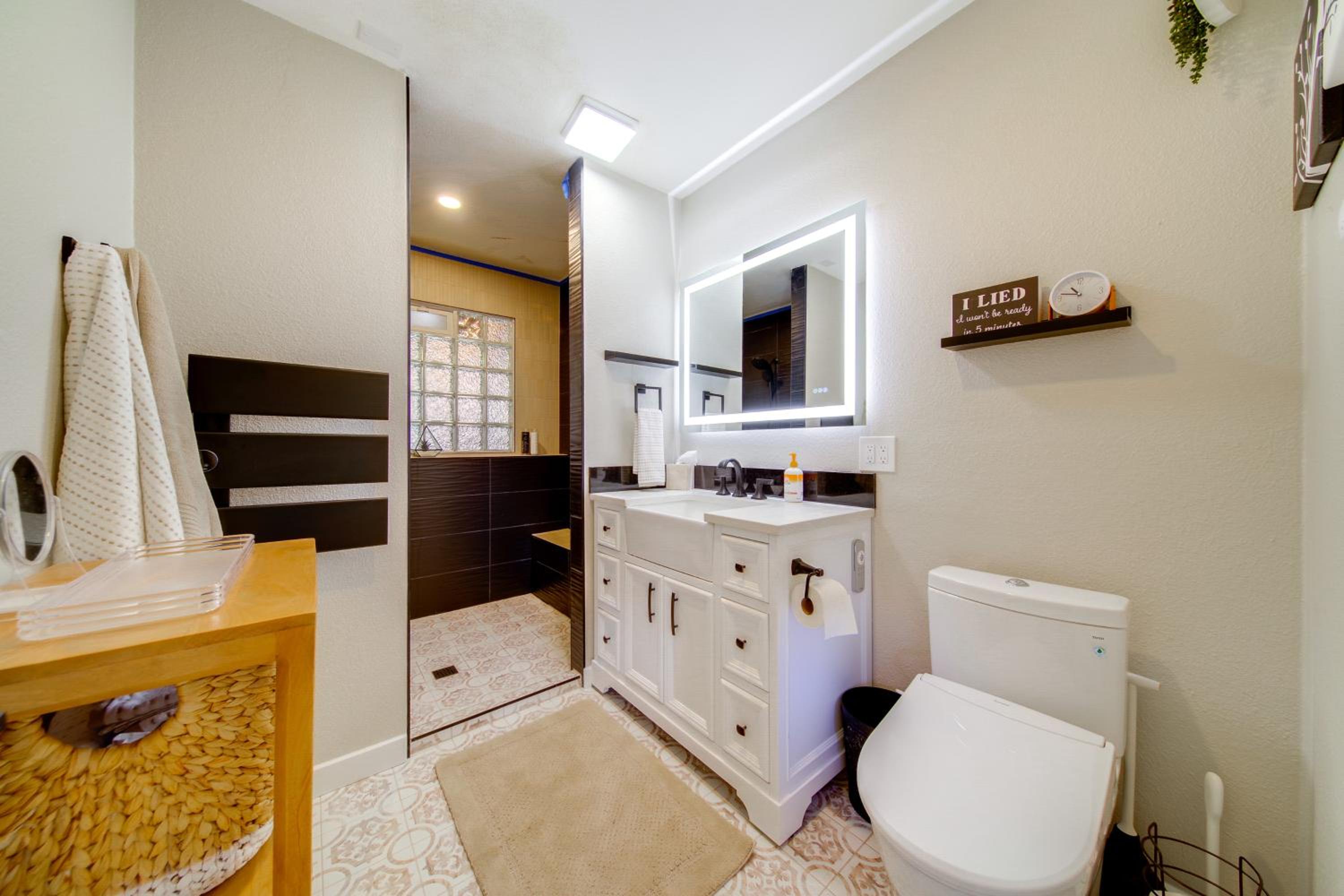 The Salty Hawk Hideaway - Chic Everett ADU