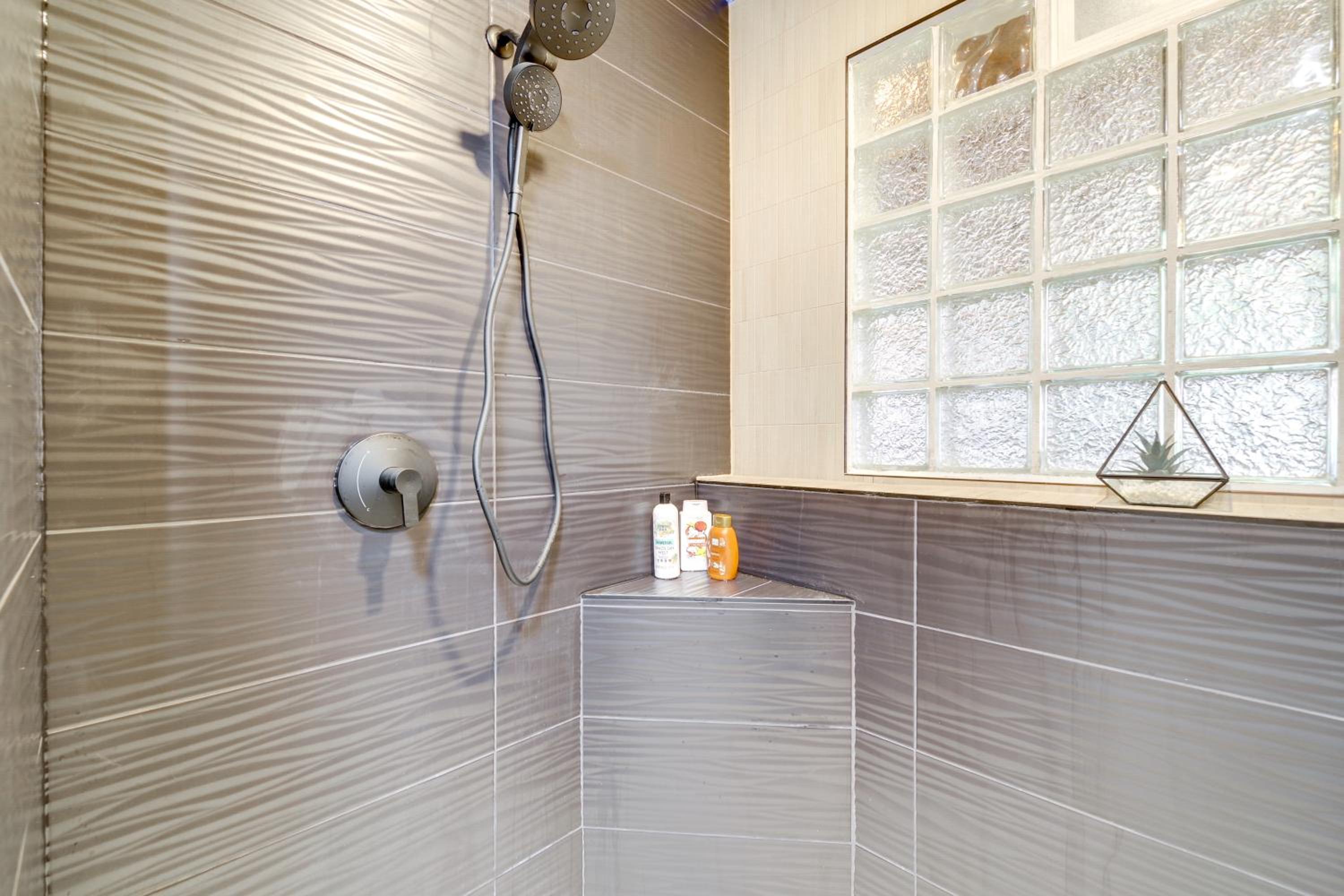 The Salty Hawk Hideaway - Chic Everett ADU