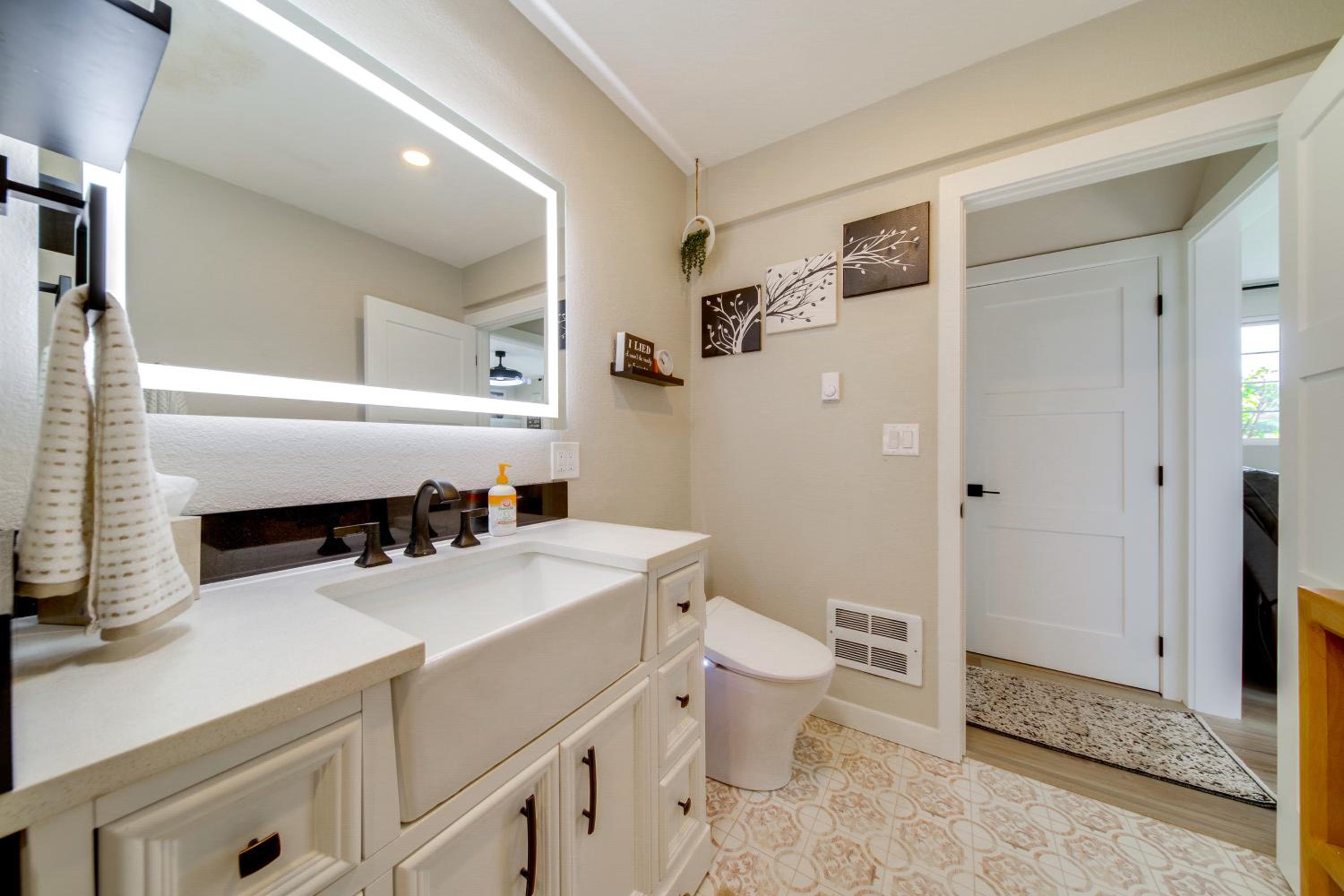 The Salty Hawk Hideaway - Chic Everett ADU