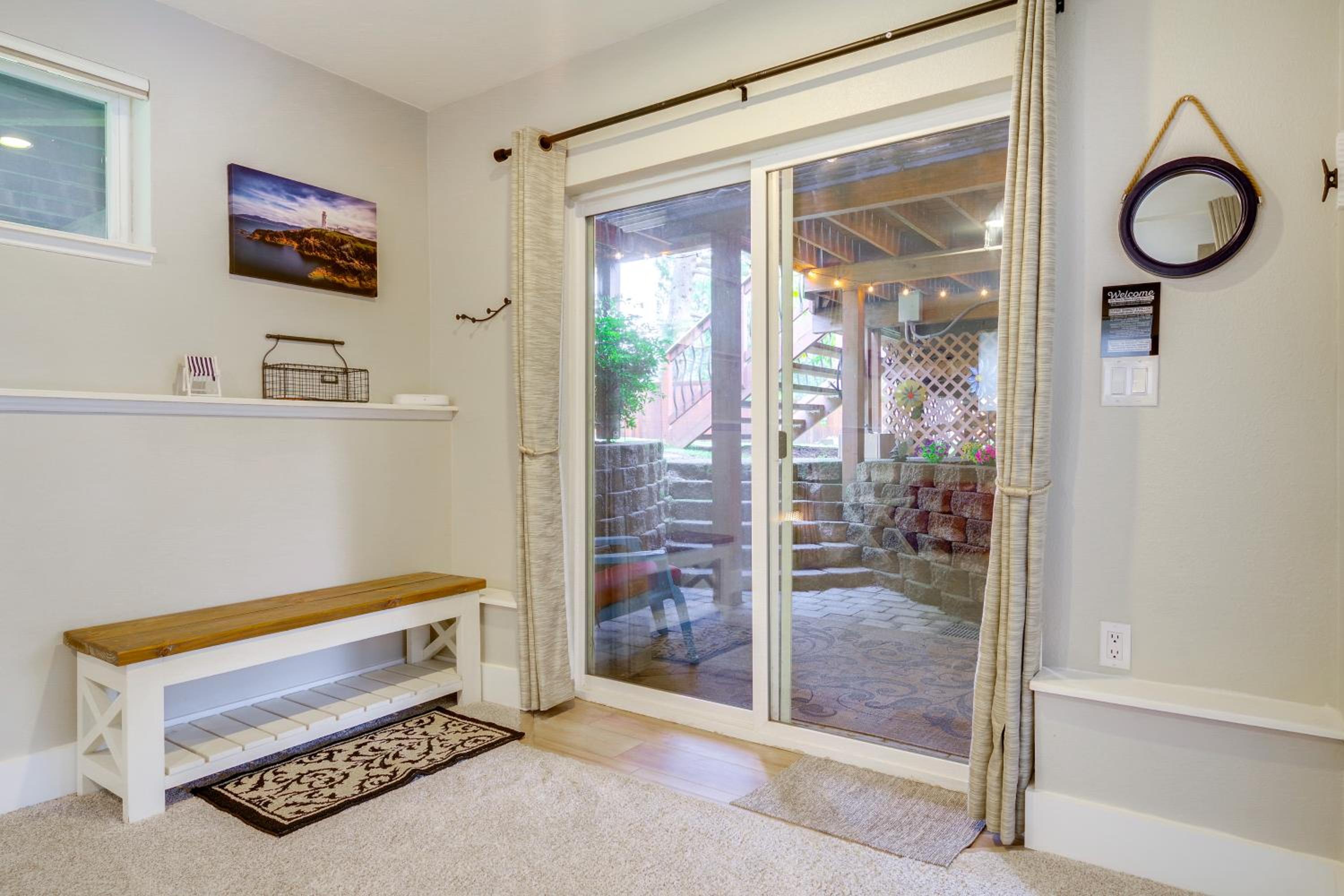The Salty Hawk Hideaway - Chic Everett ADU