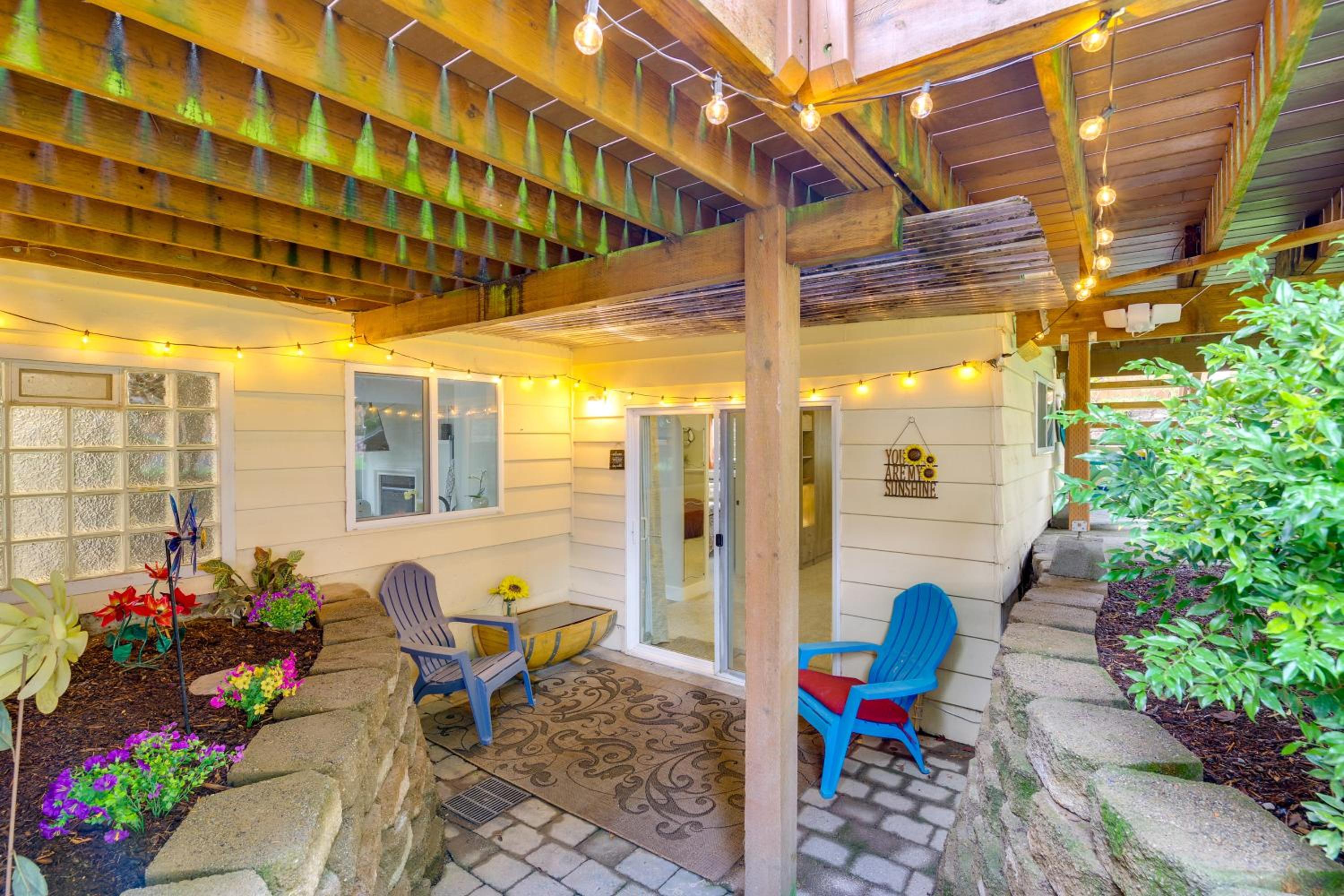 The Salty Hawk Hideaway - Chic Everett ADU