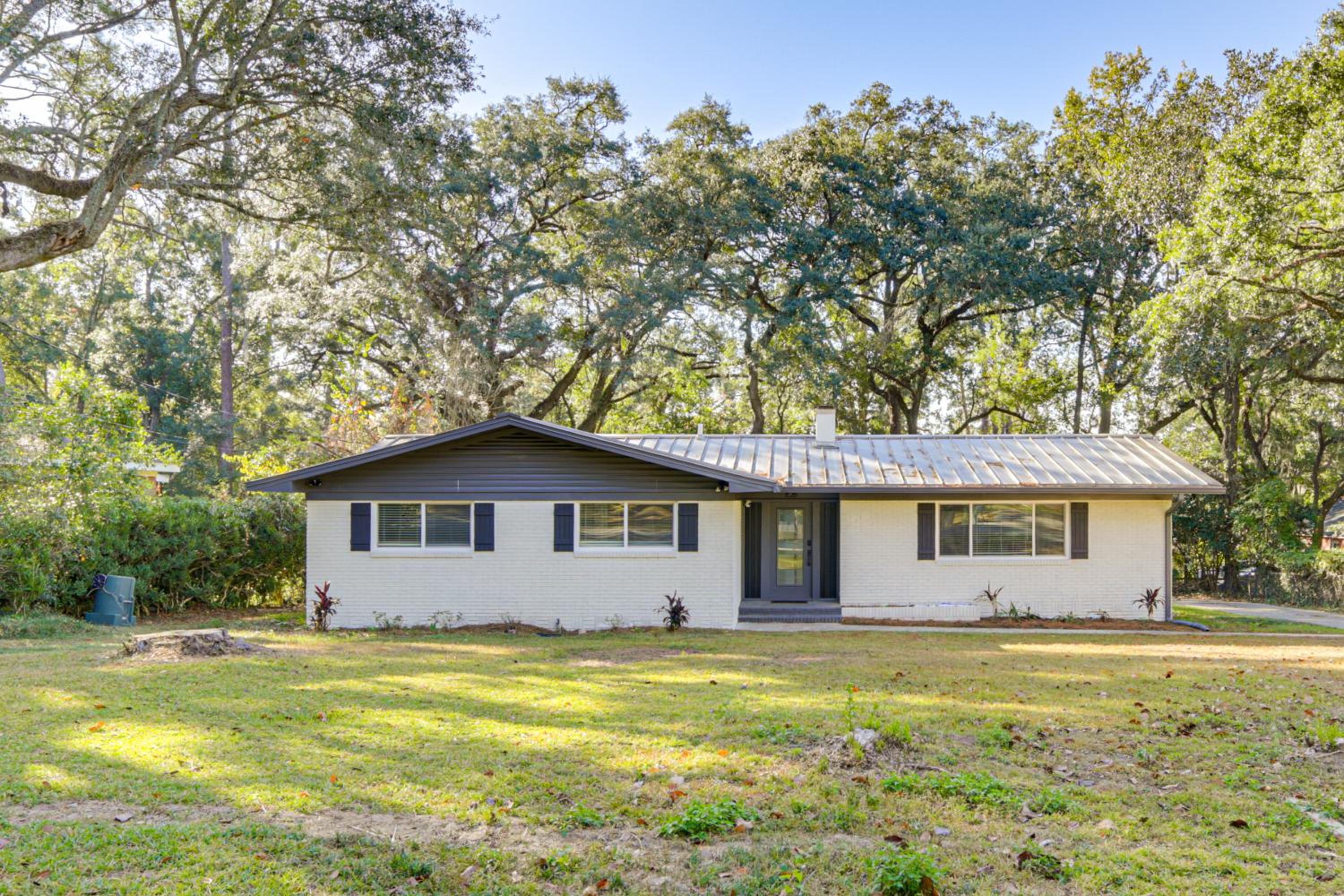 2 Mi to FSU! Group-Friendly Tallahassee Getaway