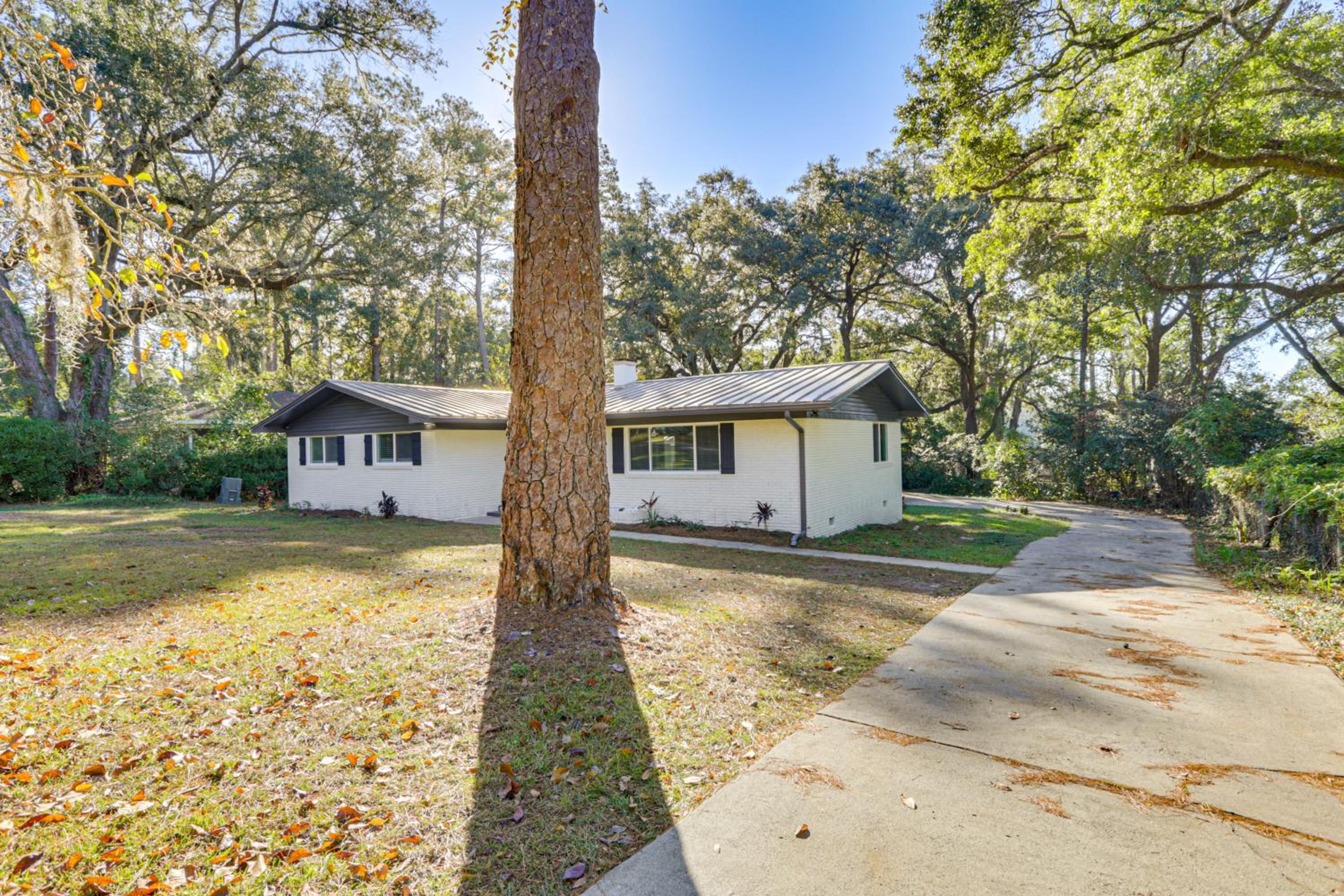 2 Mi to FSU! Group-Friendly Tallahassee Getaway