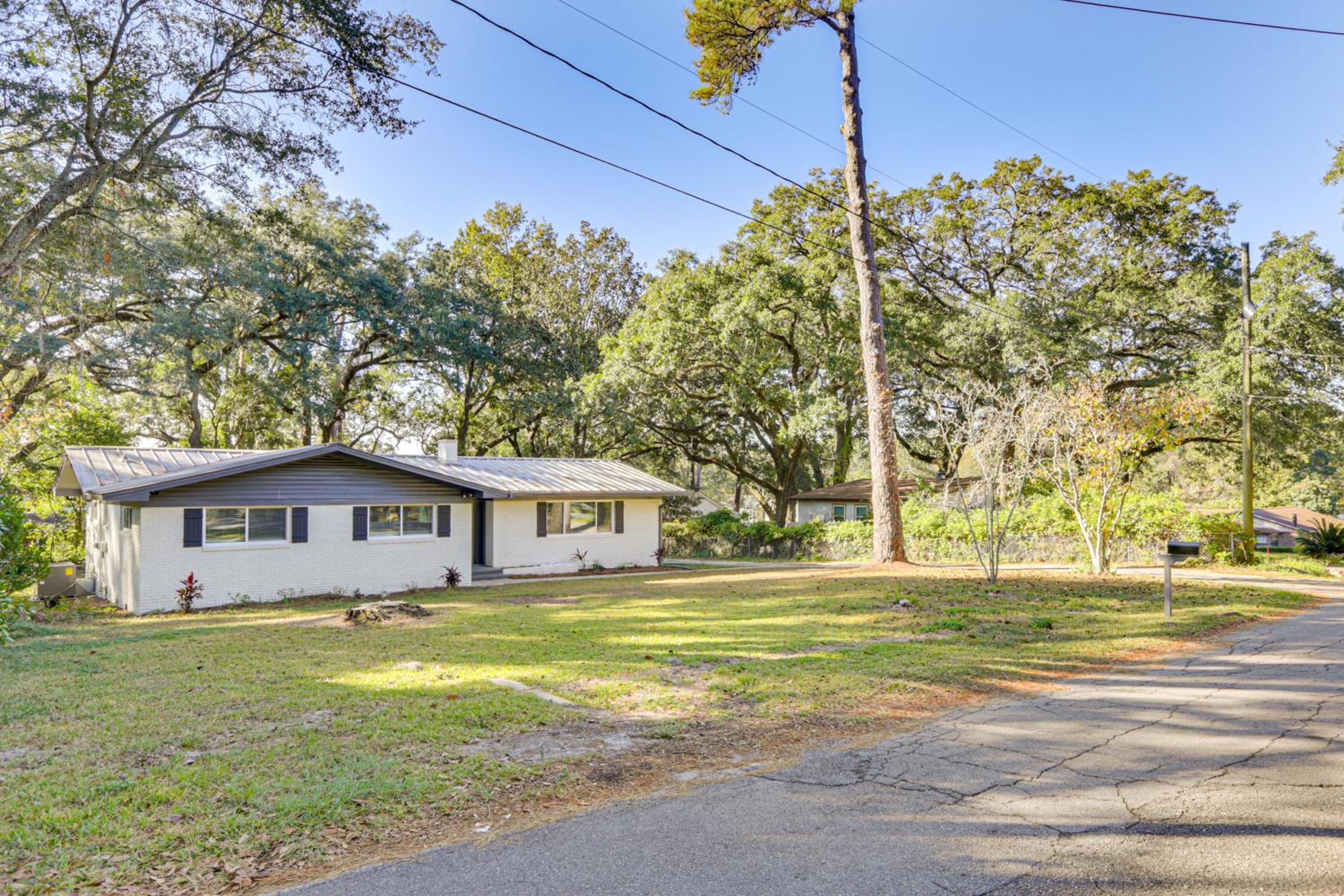 2 Mi to FSU! Group-Friendly Tallahassee Getaway