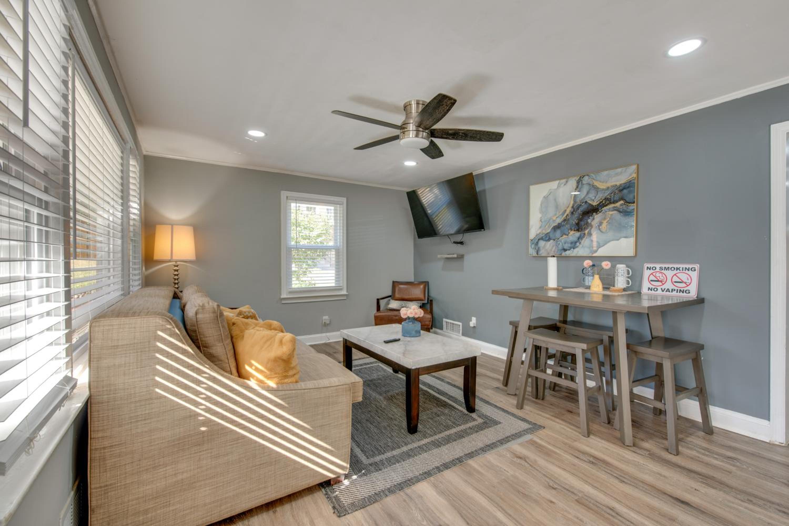 4 Mi to World Cup! Cutest Venetian Hills Cottage
