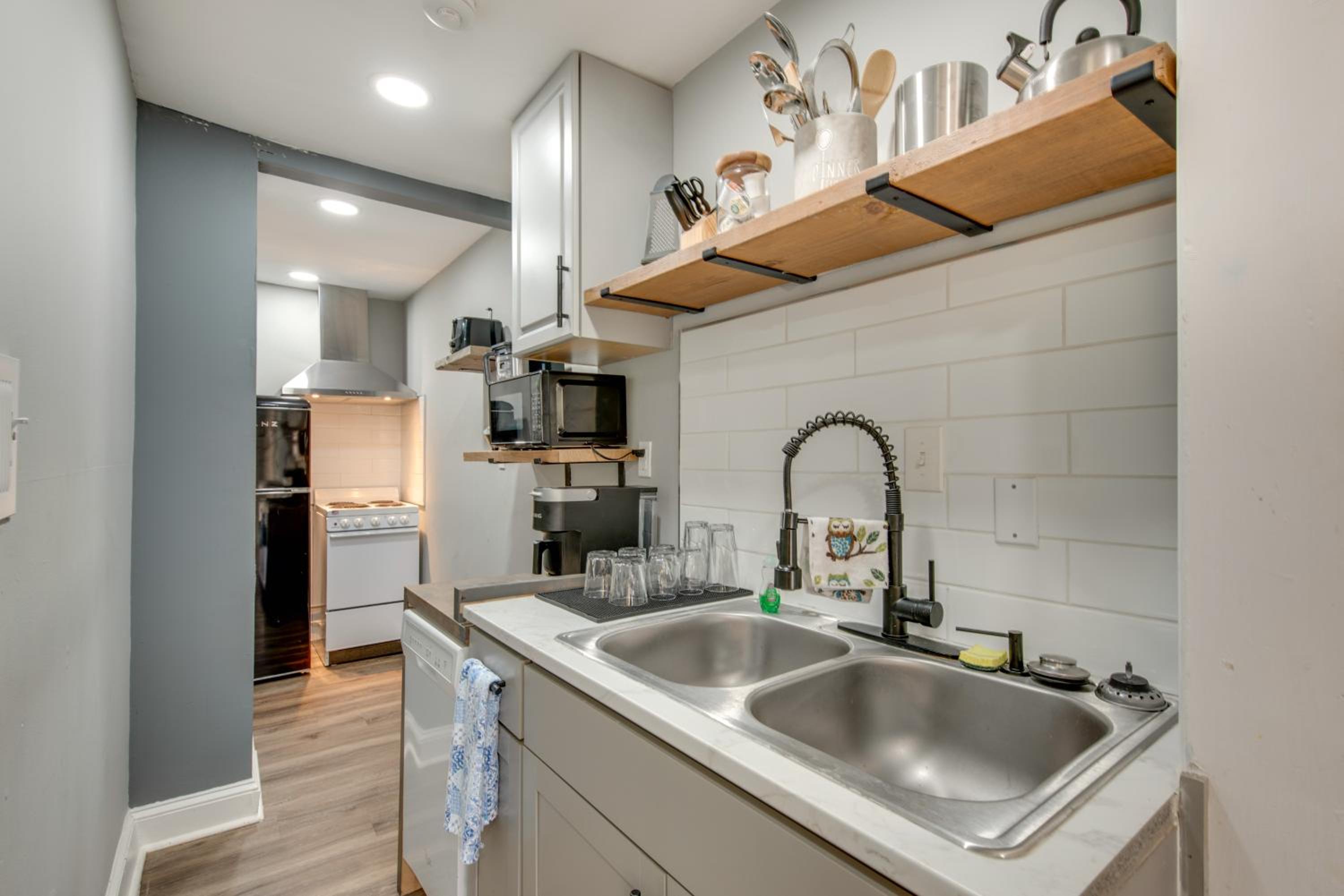 4 Mi to World Cup! Cutest Venetian Hills Cottage