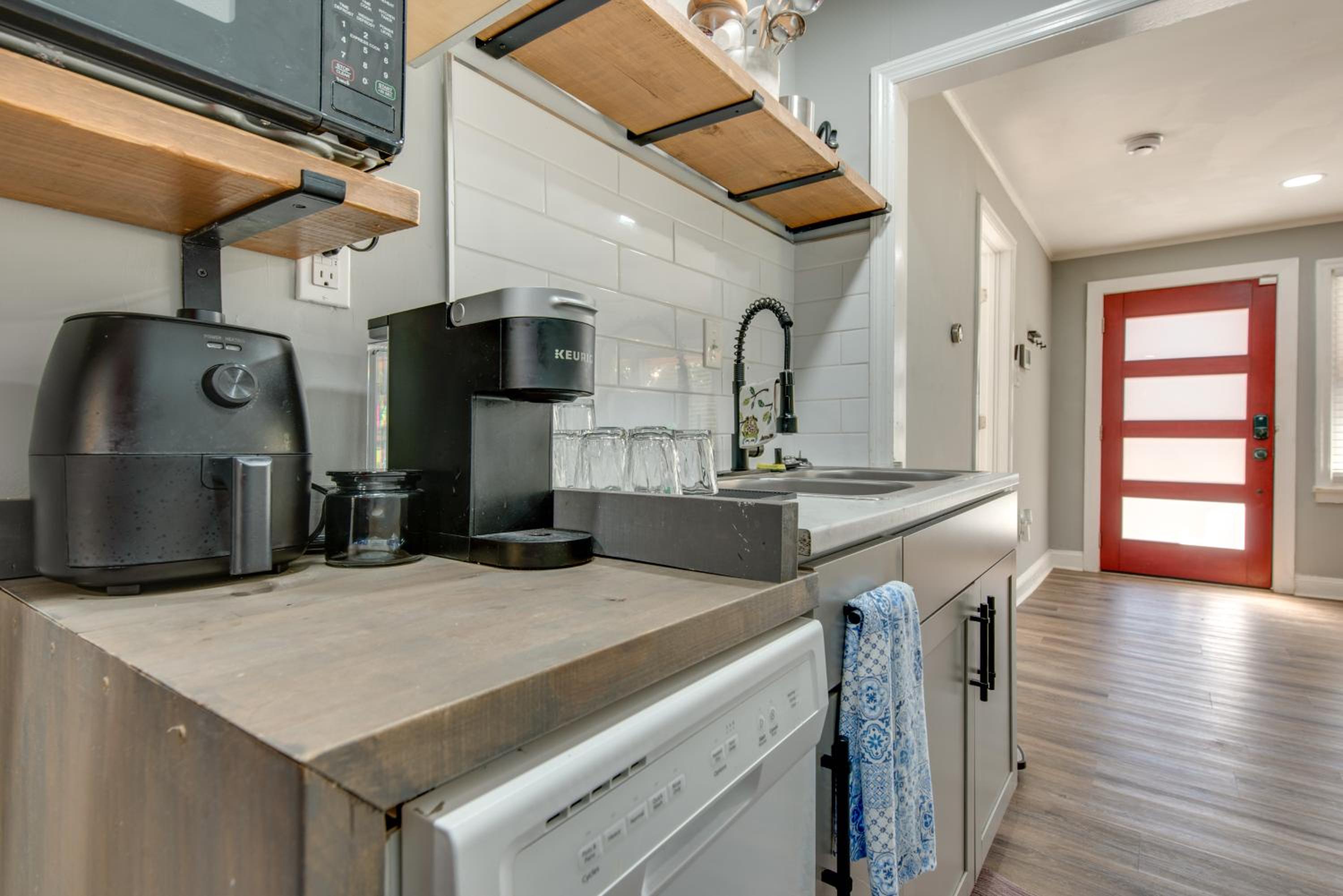 4 Mi to World Cup! Cutest Venetian Hills Cottage