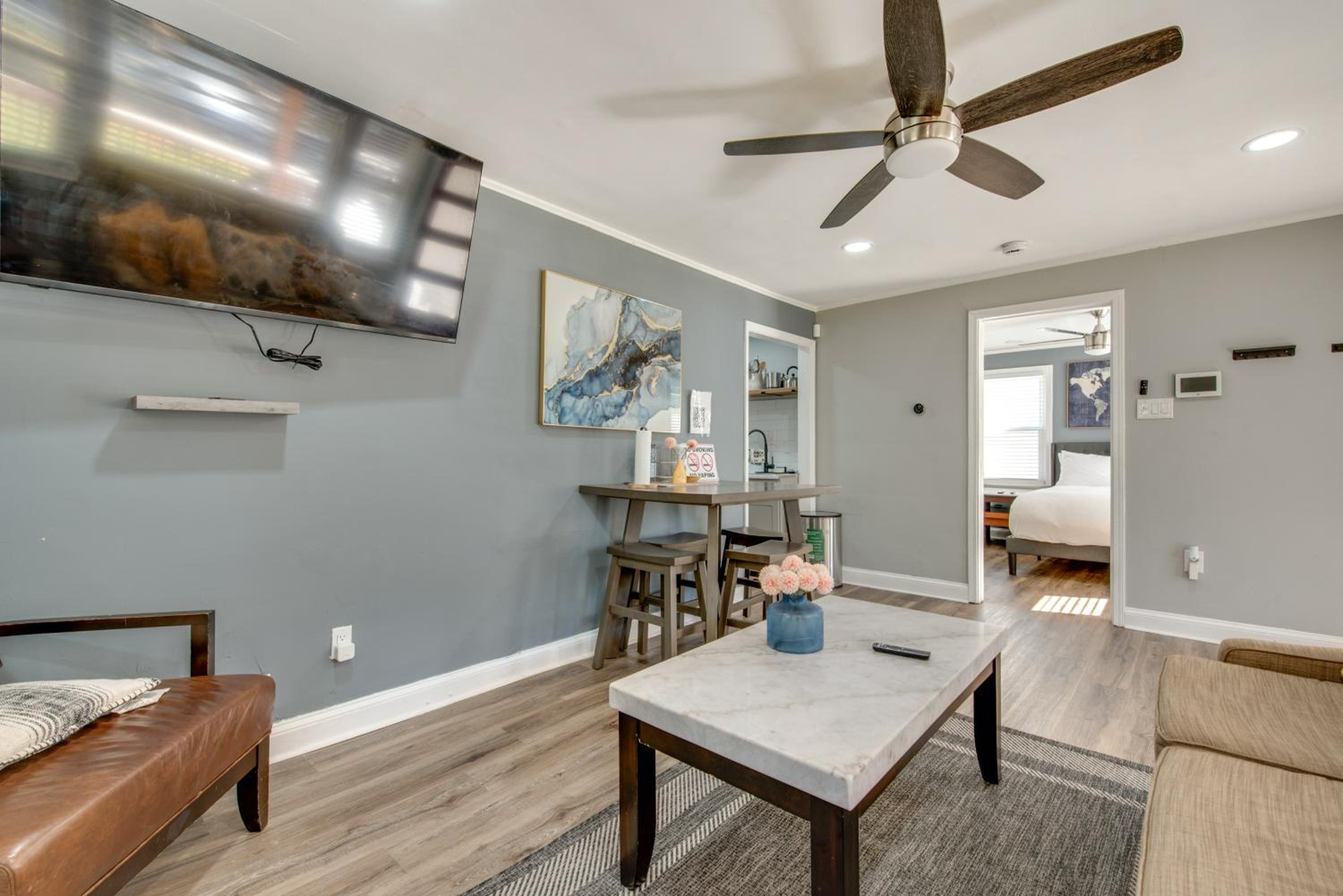 4 Mi to World Cup! Cutest Venetian Hills Cottage