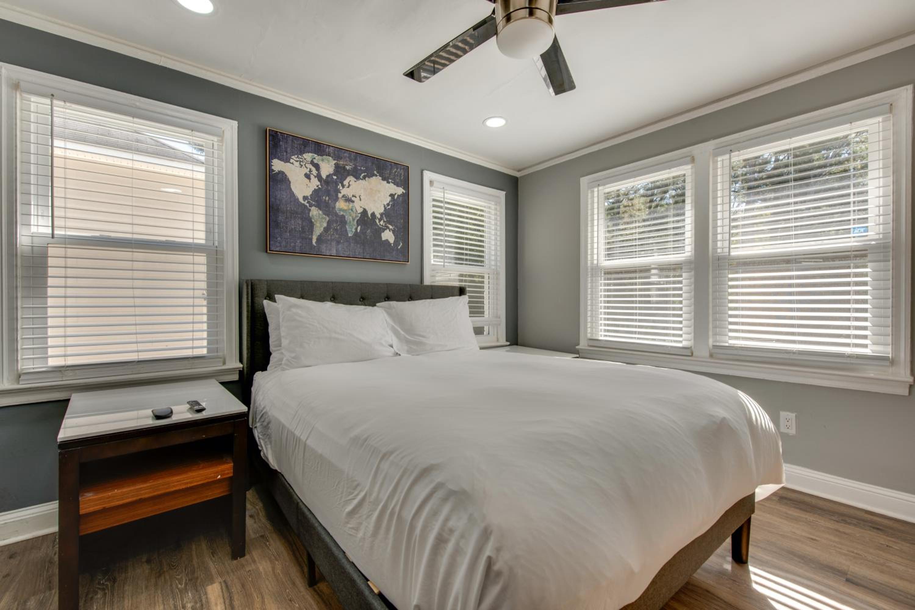 4 Mi to World Cup! Cutest Venetian Hills Cottage