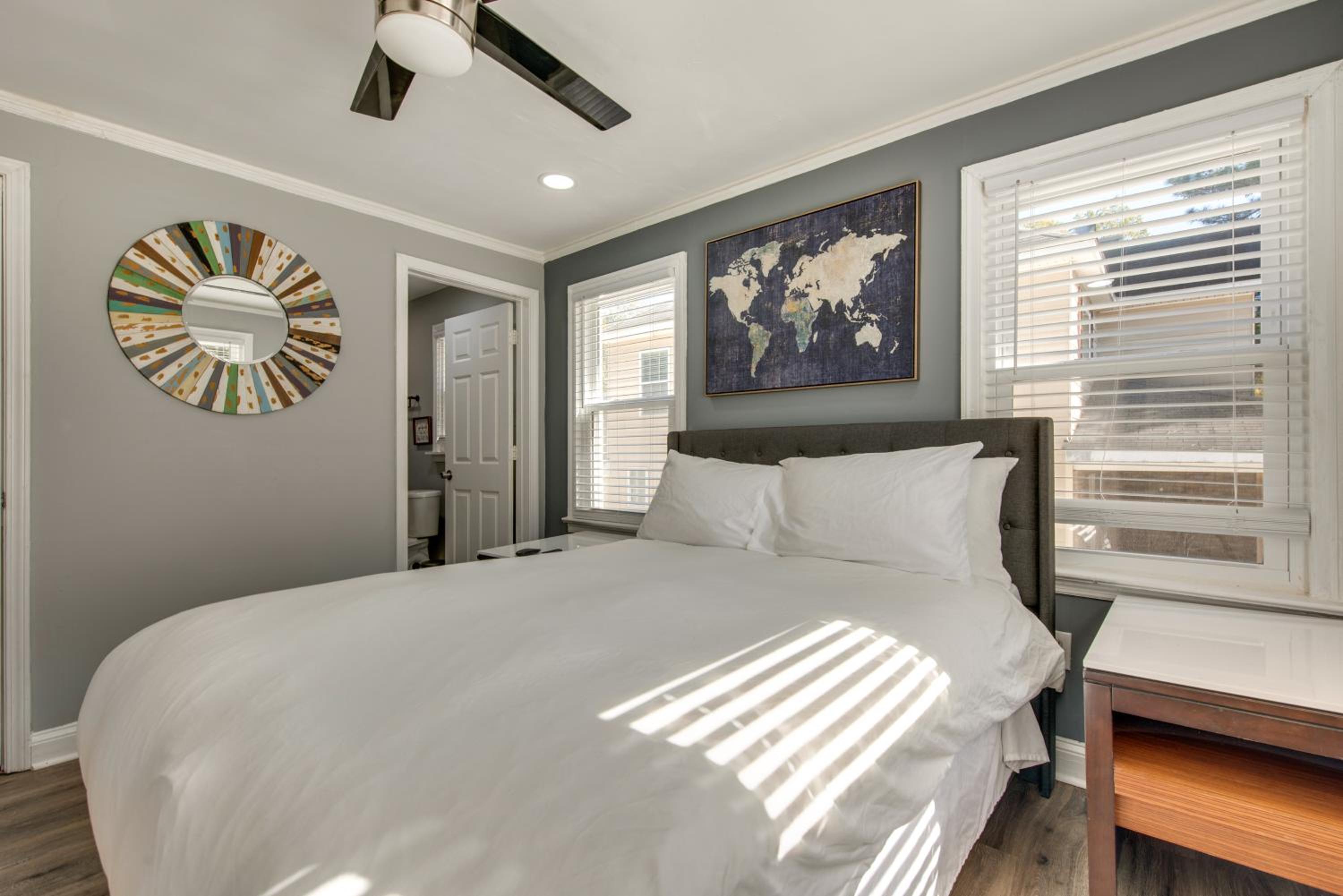 4 Mi to World Cup! Cutest Venetian Hills Cottage