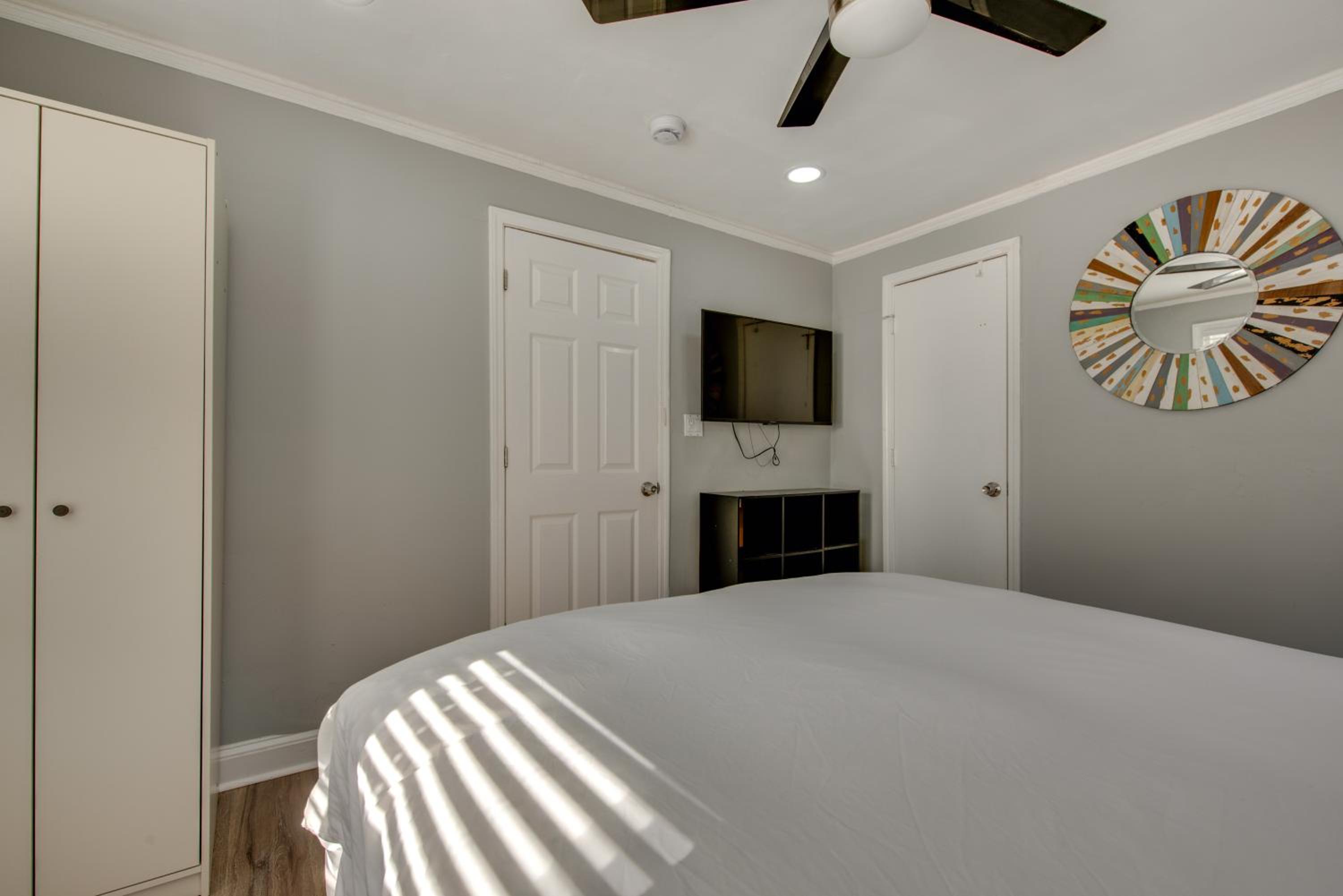 4 Mi to World Cup! Cutest Venetian Hills Cottage