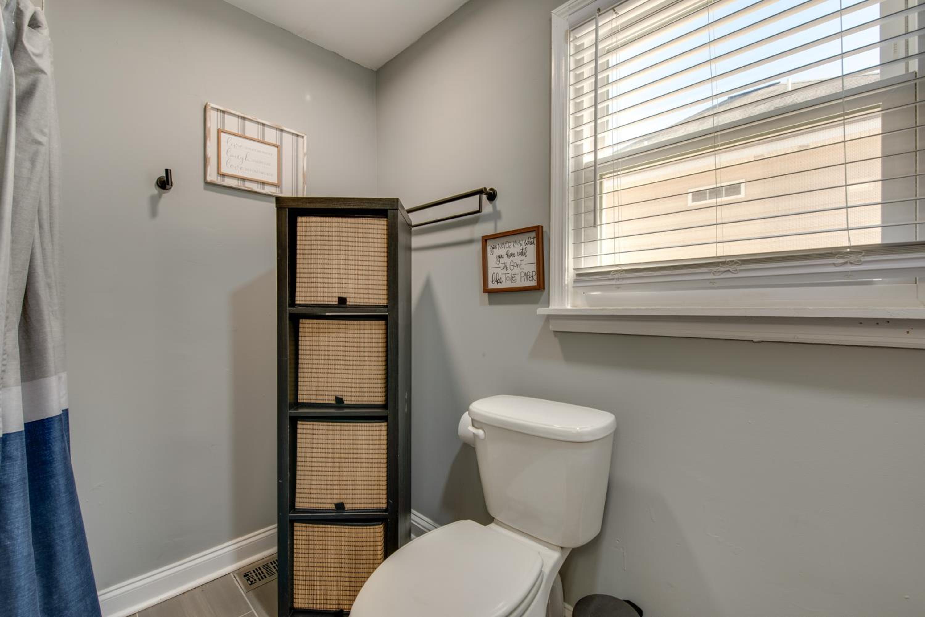 4 Mi to World Cup! Cutest Venetian Hills Cottage