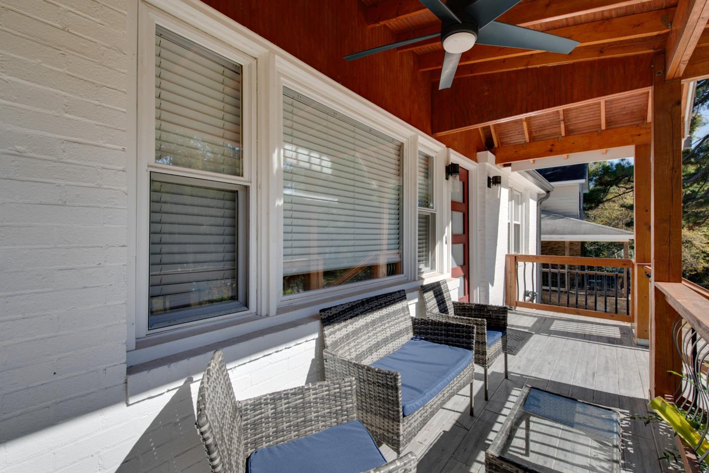 4 Mi to World Cup! Cutest Venetian Hills Cottage