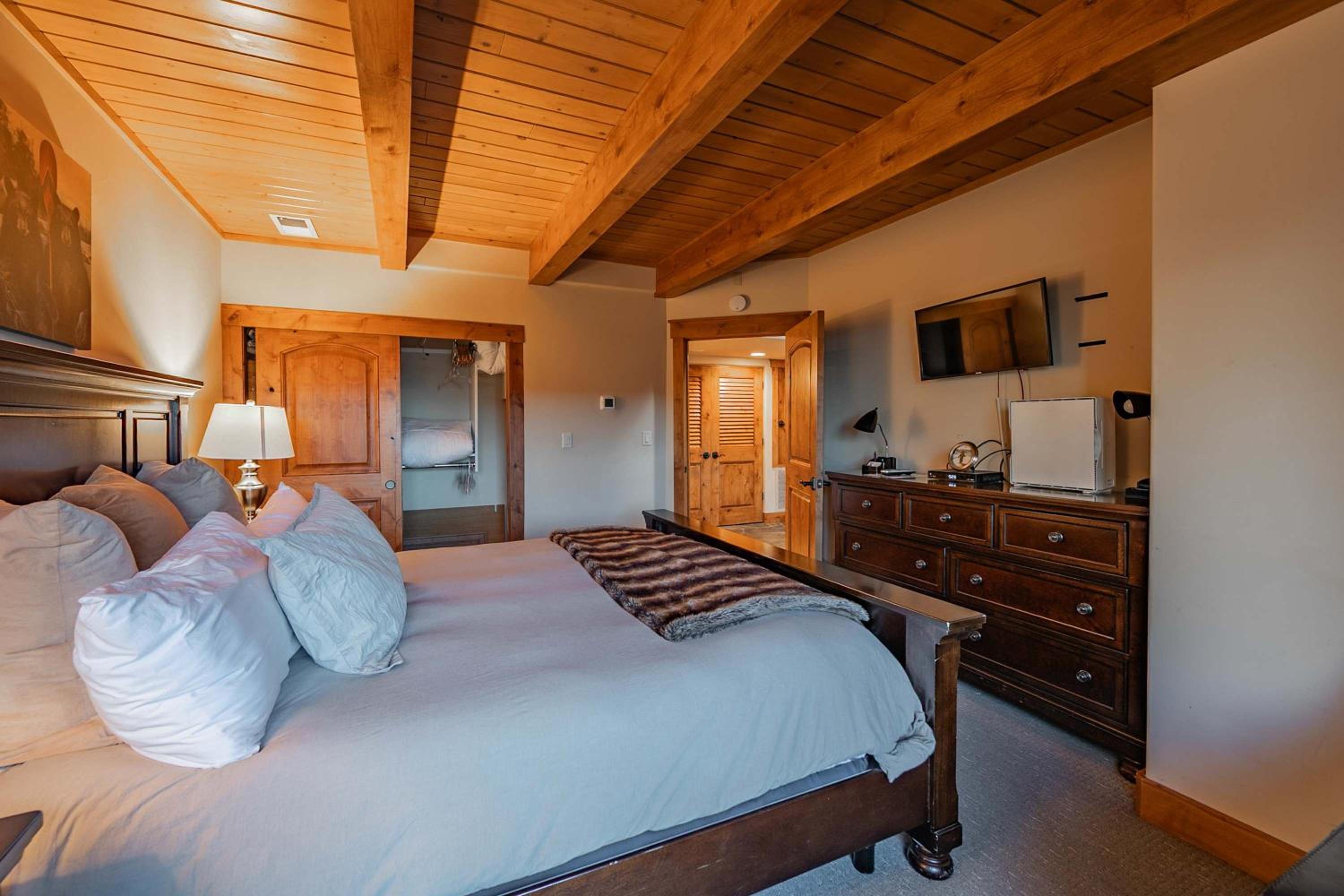 Aspen Edge Lakefront and Loft
