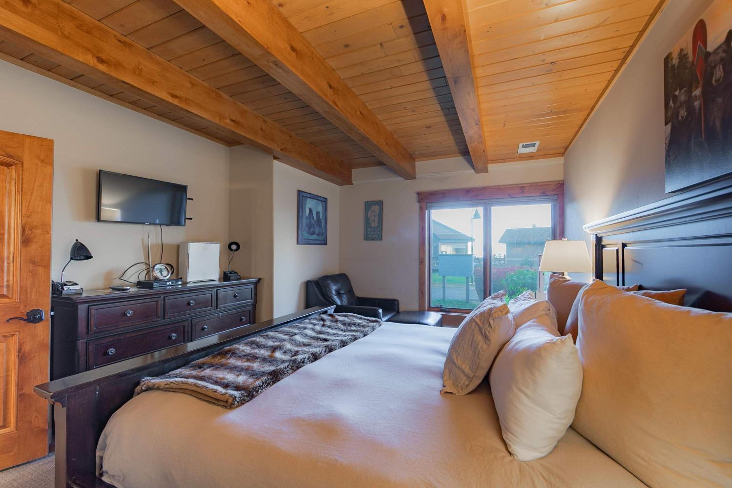Aspen Edge Lakefront and Loft