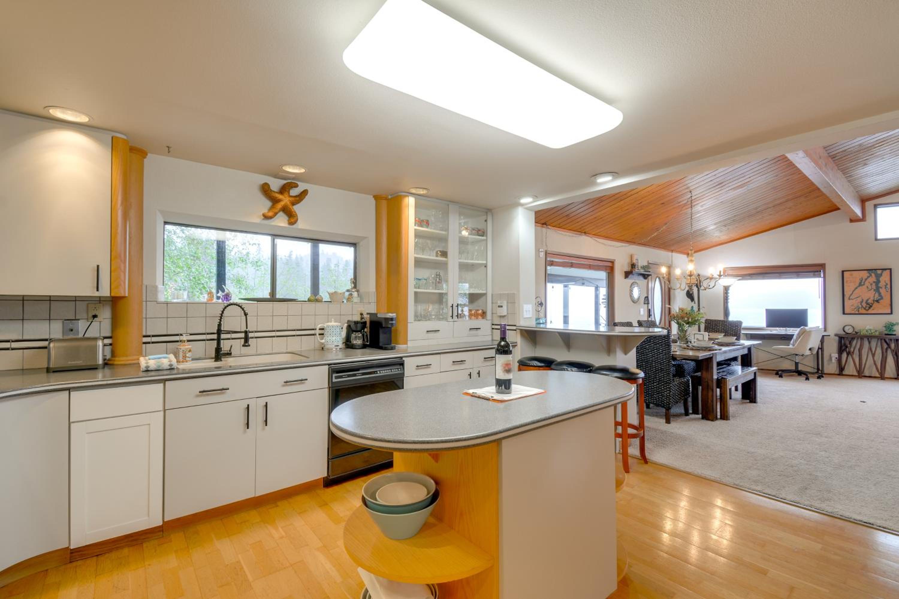 Steps to Beach Scenic Escape in Port Orchard!