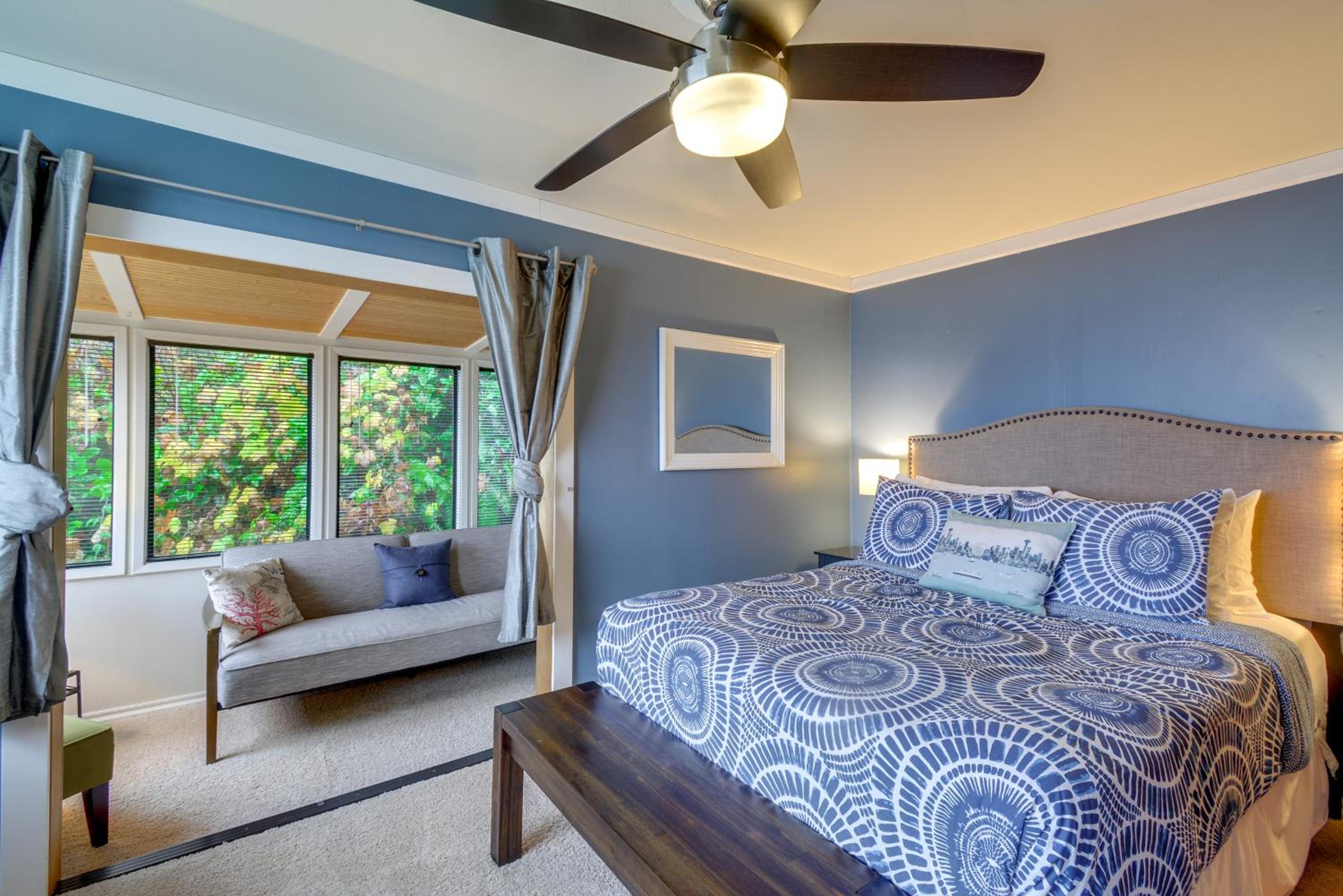 Steps to Beach Scenic Escape in Port Orchard!