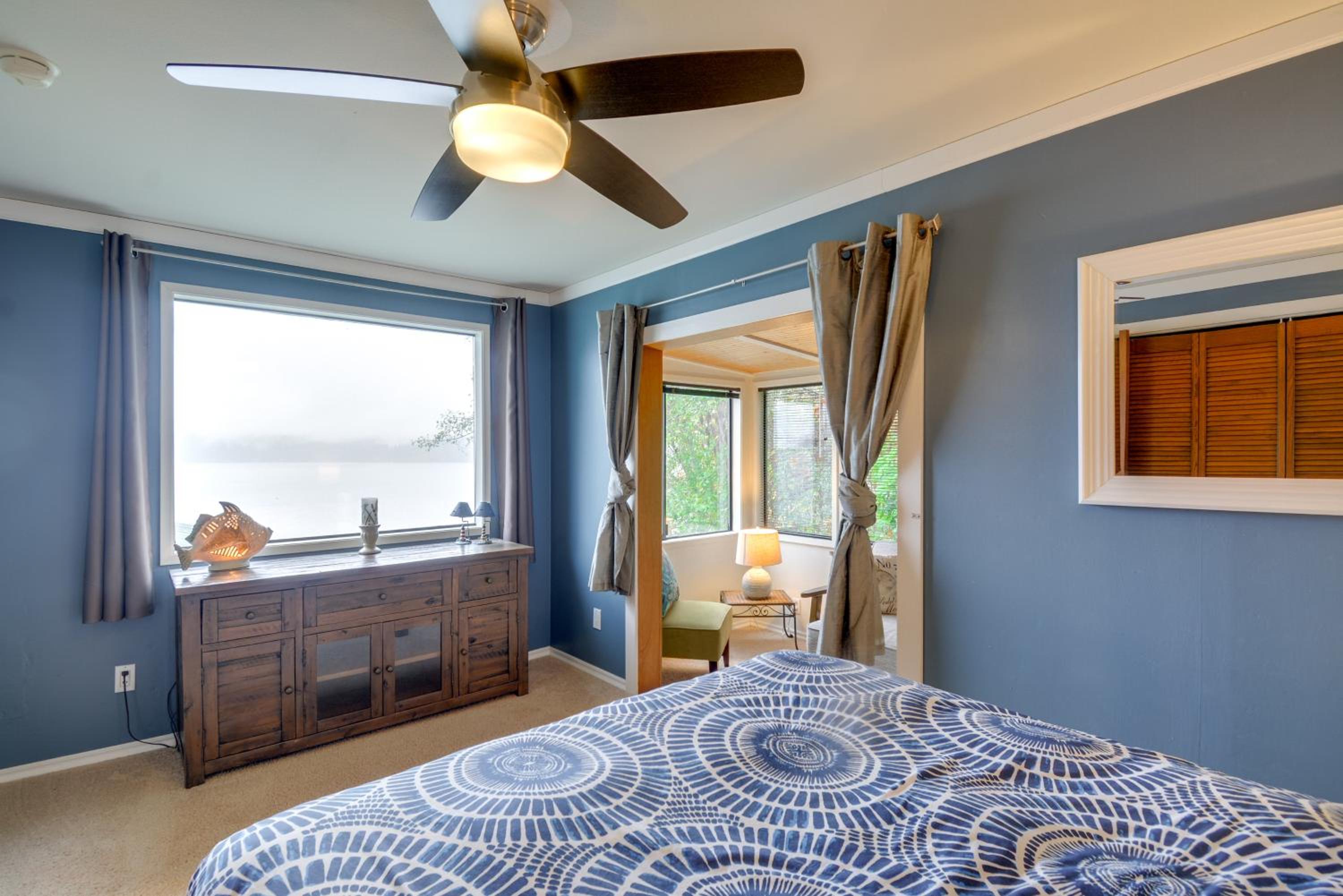 Steps to Beach Scenic Escape in Port Orchard!