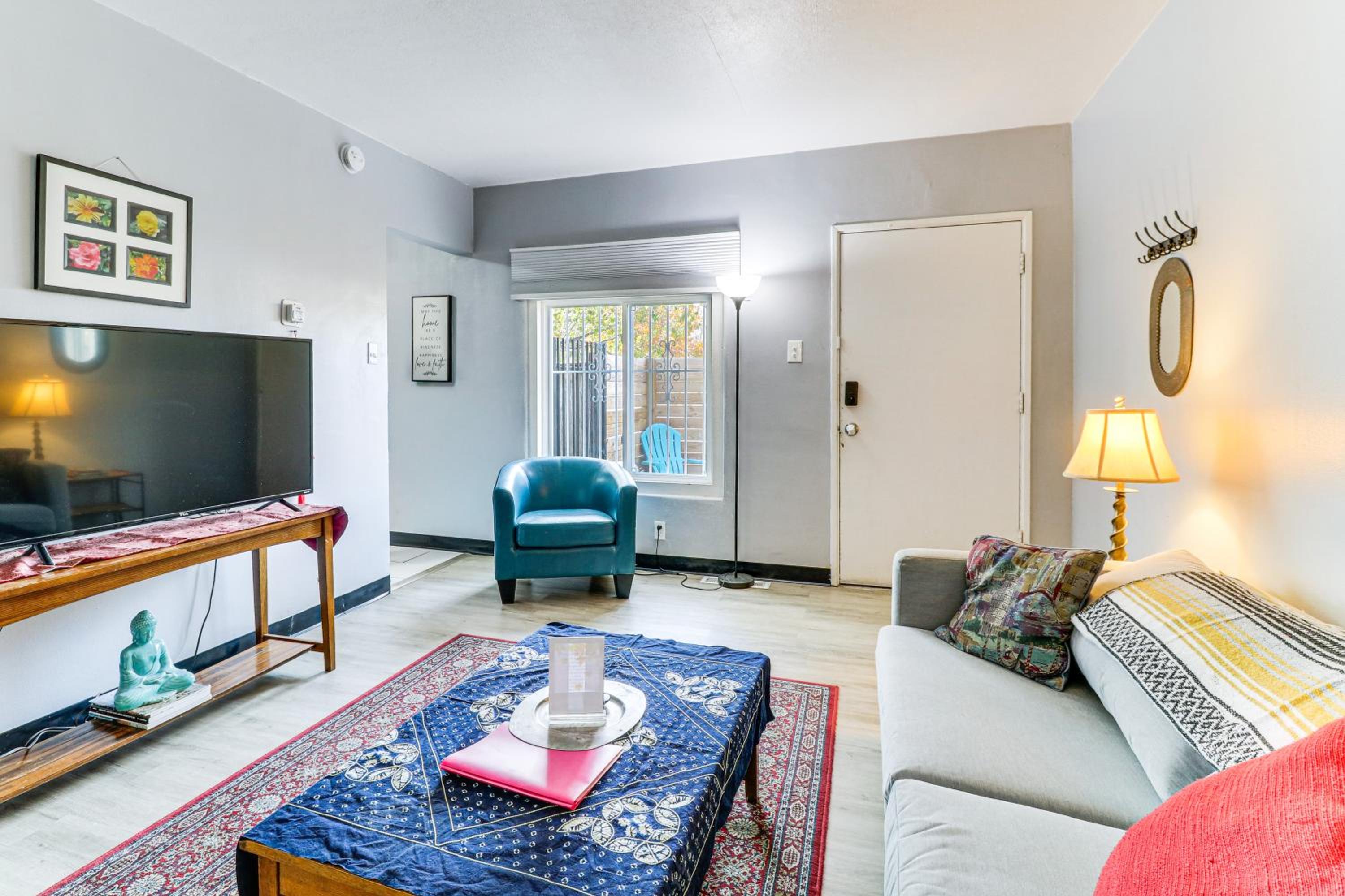 1 Mi to UNM! Albuquerque Home with Fire Pit and BBQ