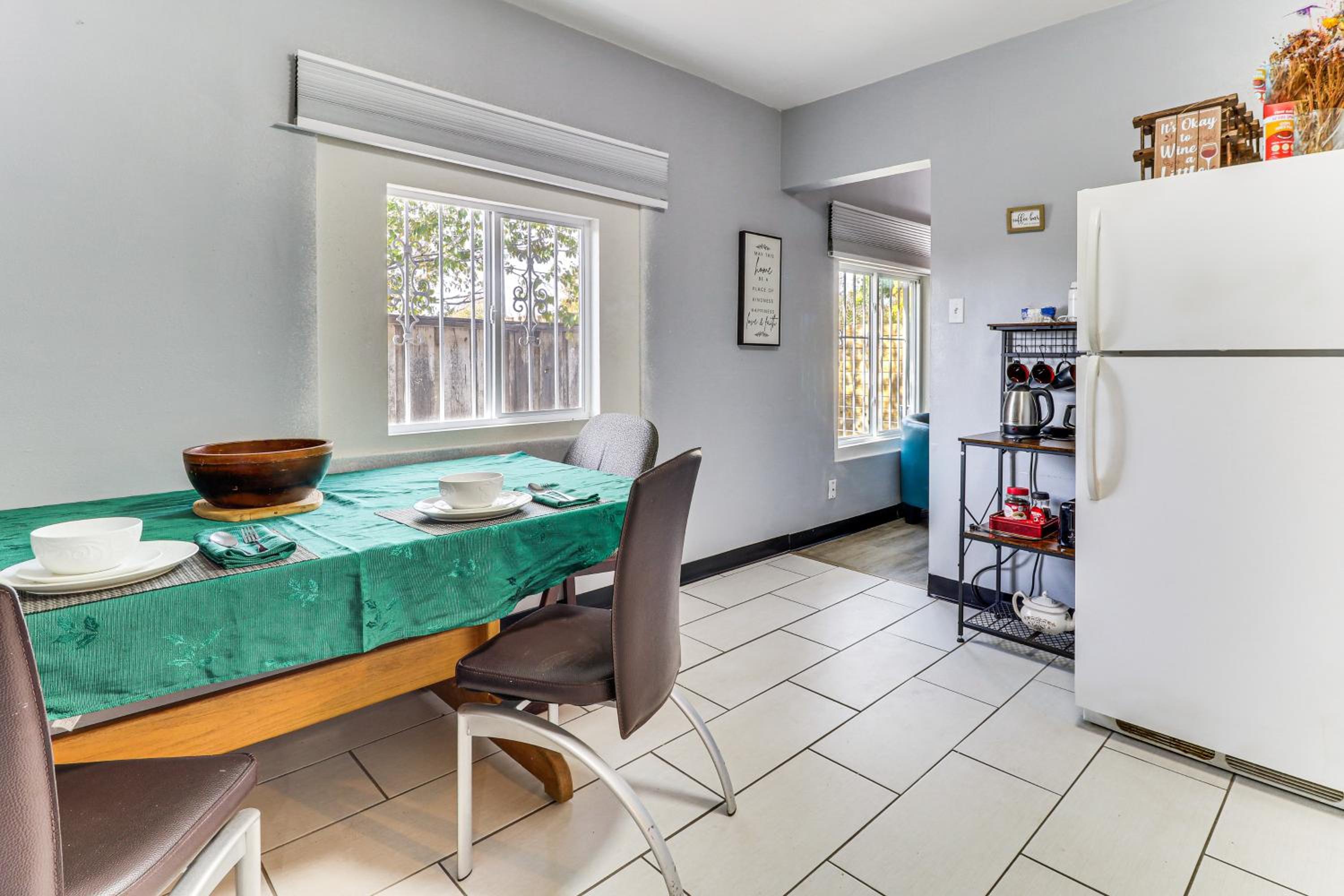 1 Mi to UNM! Albuquerque Home with Fire Pit and BBQ