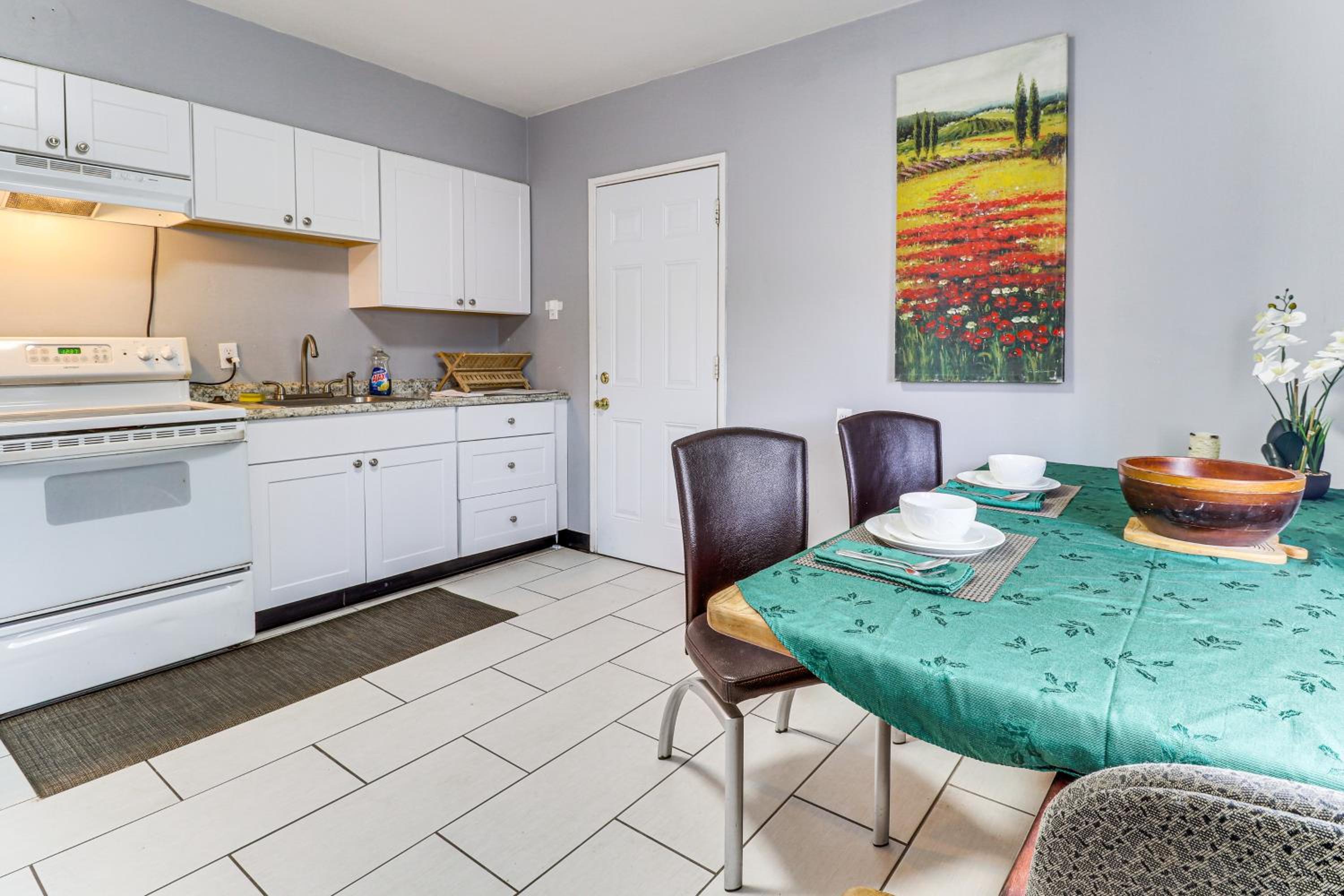 1 Mi to UNM! Albuquerque Home with Fire Pit and BBQ