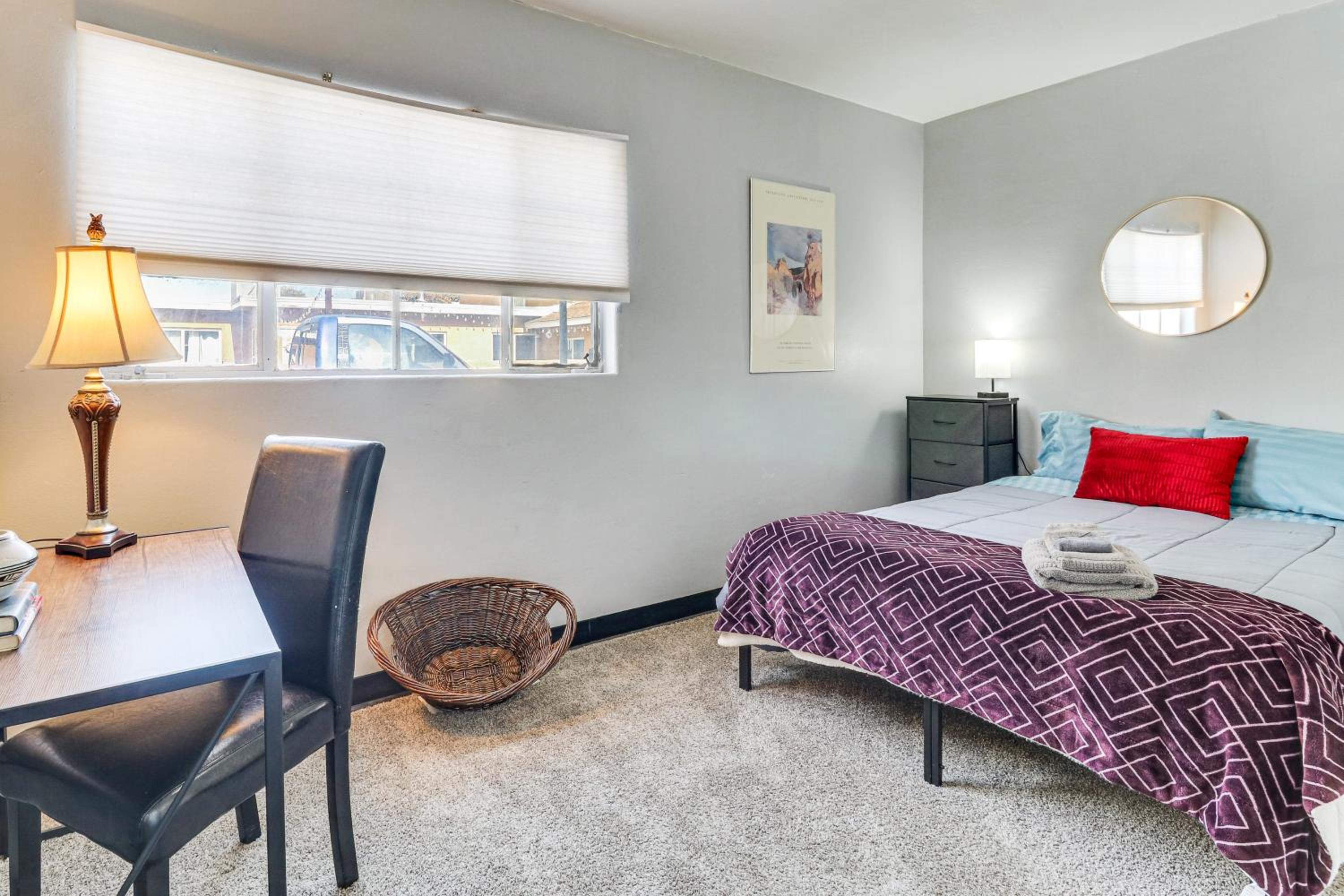 1 Mi to UNM! Albuquerque Home with Fire Pit and BBQ