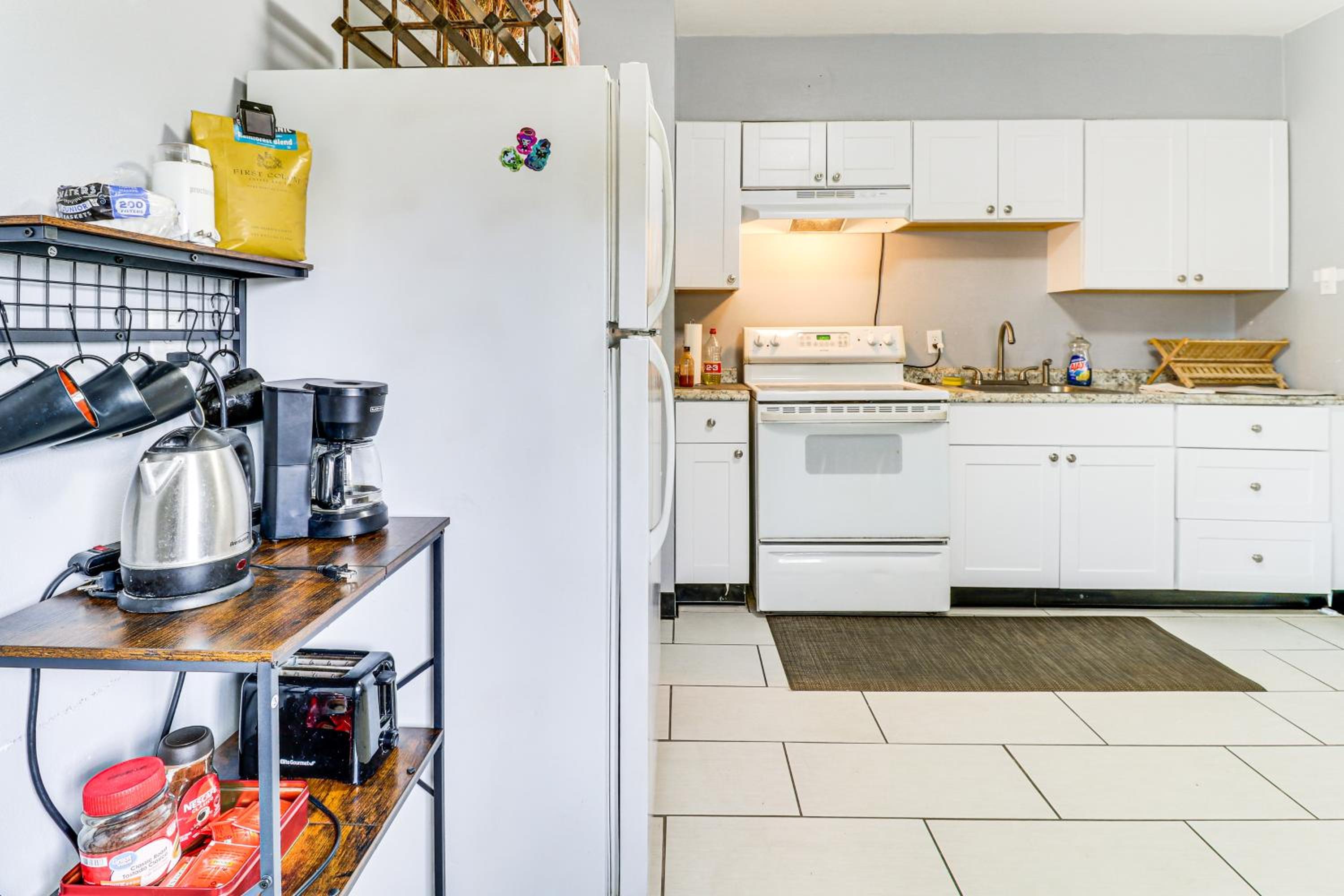 1 Mi to UNM! Albuquerque Home with Fire Pit and BBQ