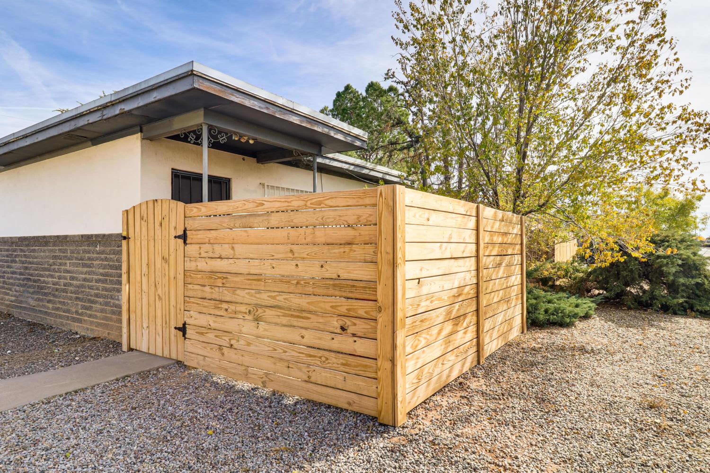 1 Mi to UNM! Albuquerque Home with Fire Pit and BBQ