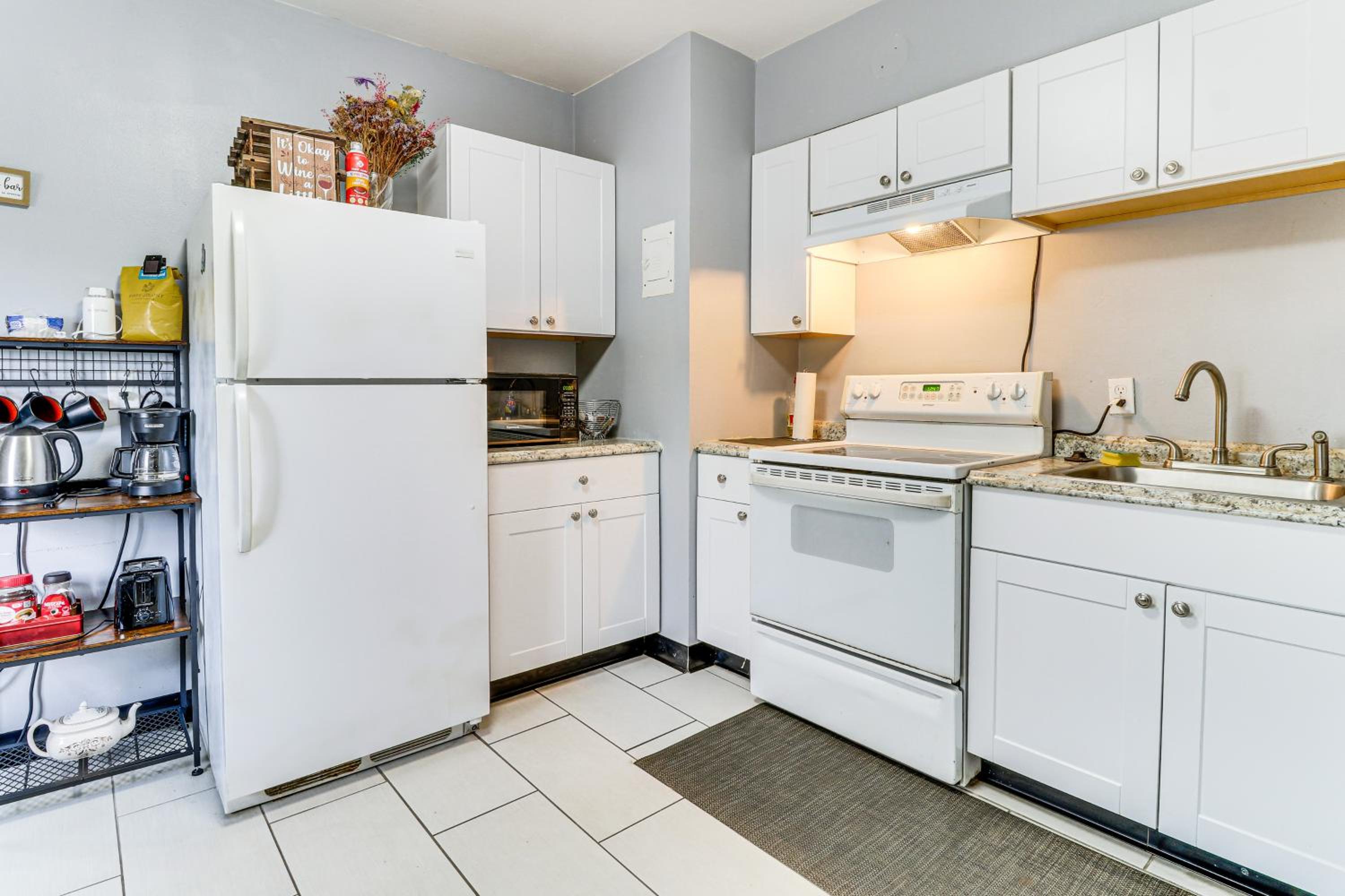 1 Mi to UNM! Albuquerque Home with Fire Pit and BBQ