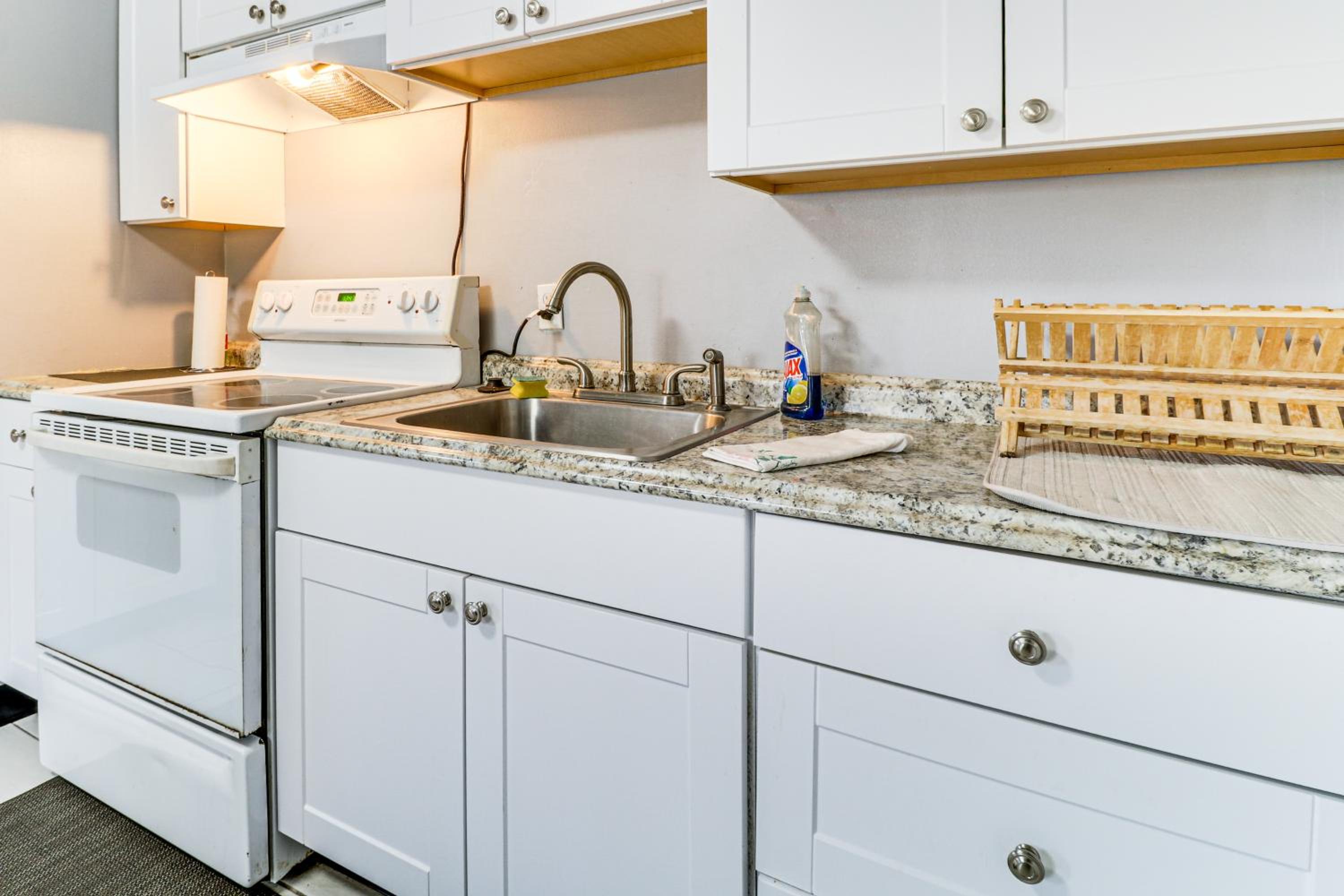1 Mi to UNM! Albuquerque Home with Fire Pit and BBQ