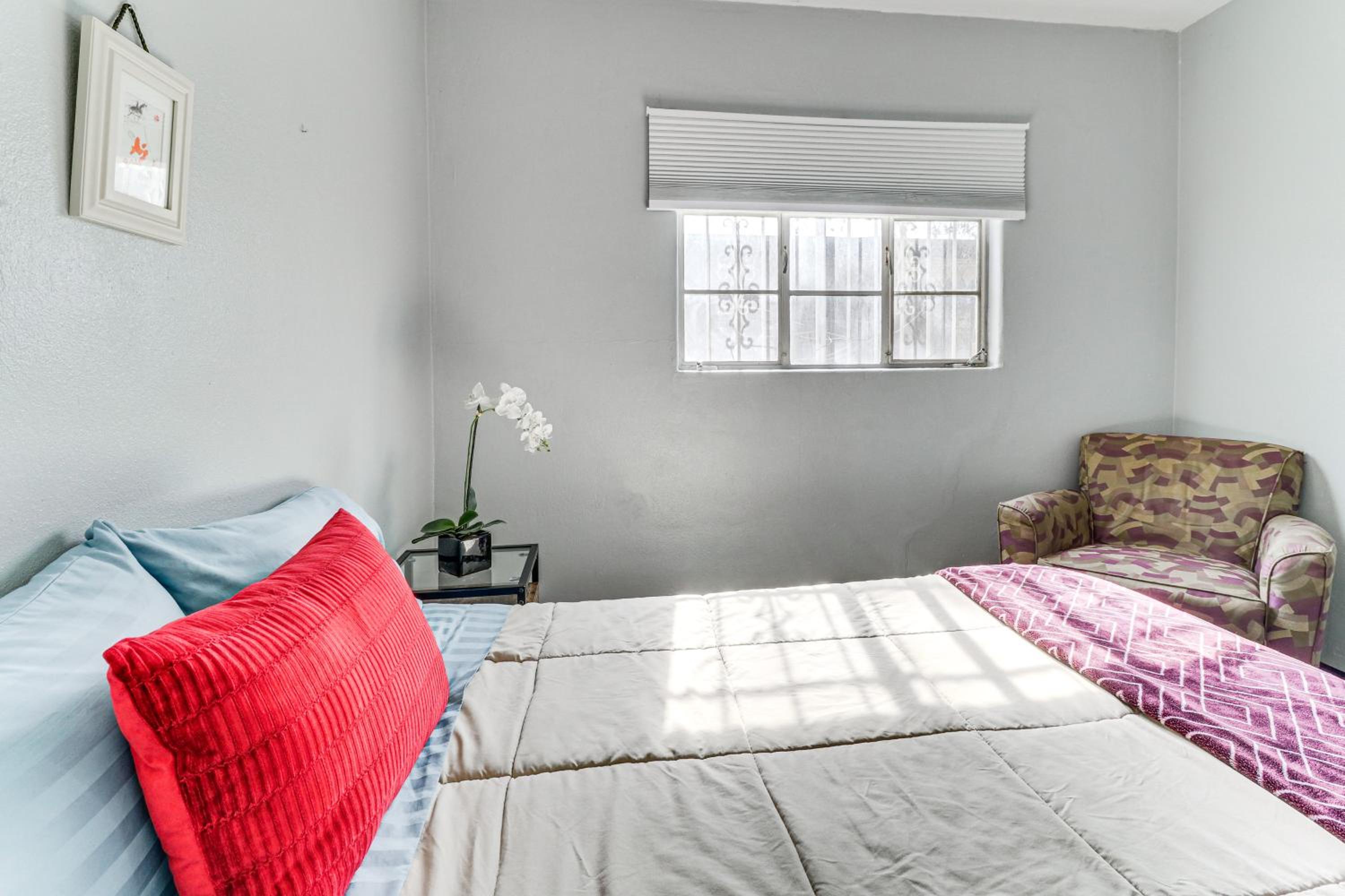 1 Mi to UNM! Albuquerque Home with Fire Pit and BBQ