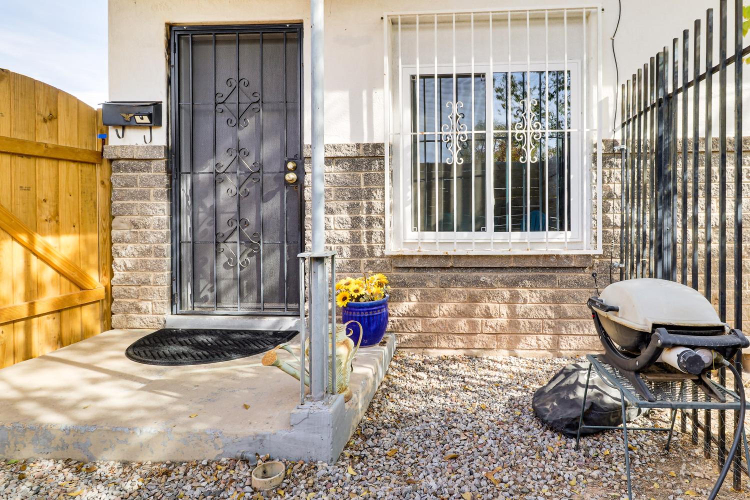 1 Mi to UNM! Albuquerque Home with Fire Pit and BBQ