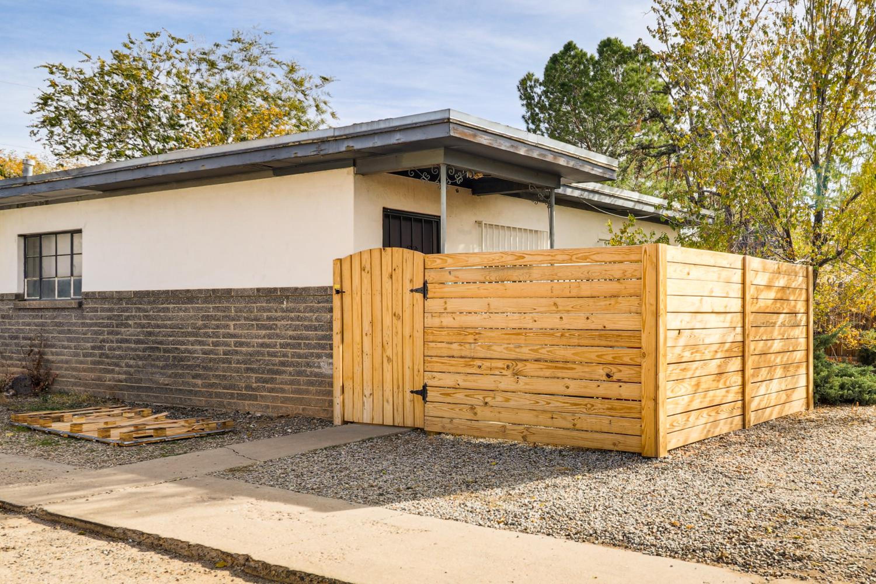 1 Mi to UNM! Albuquerque Home with Fire Pit and BBQ