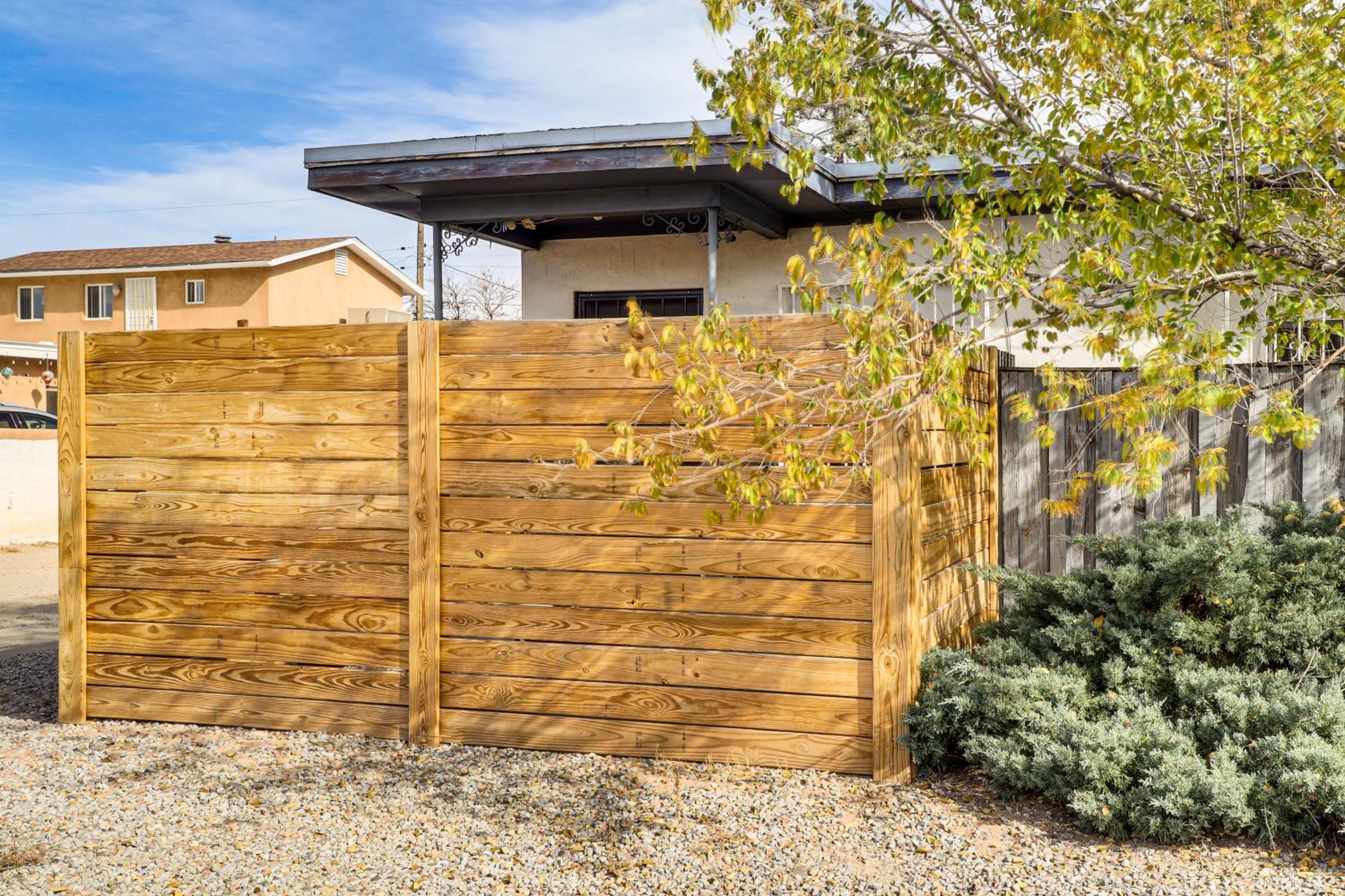 1 Mi to UNM! Albuquerque Home with Fire Pit and BBQ