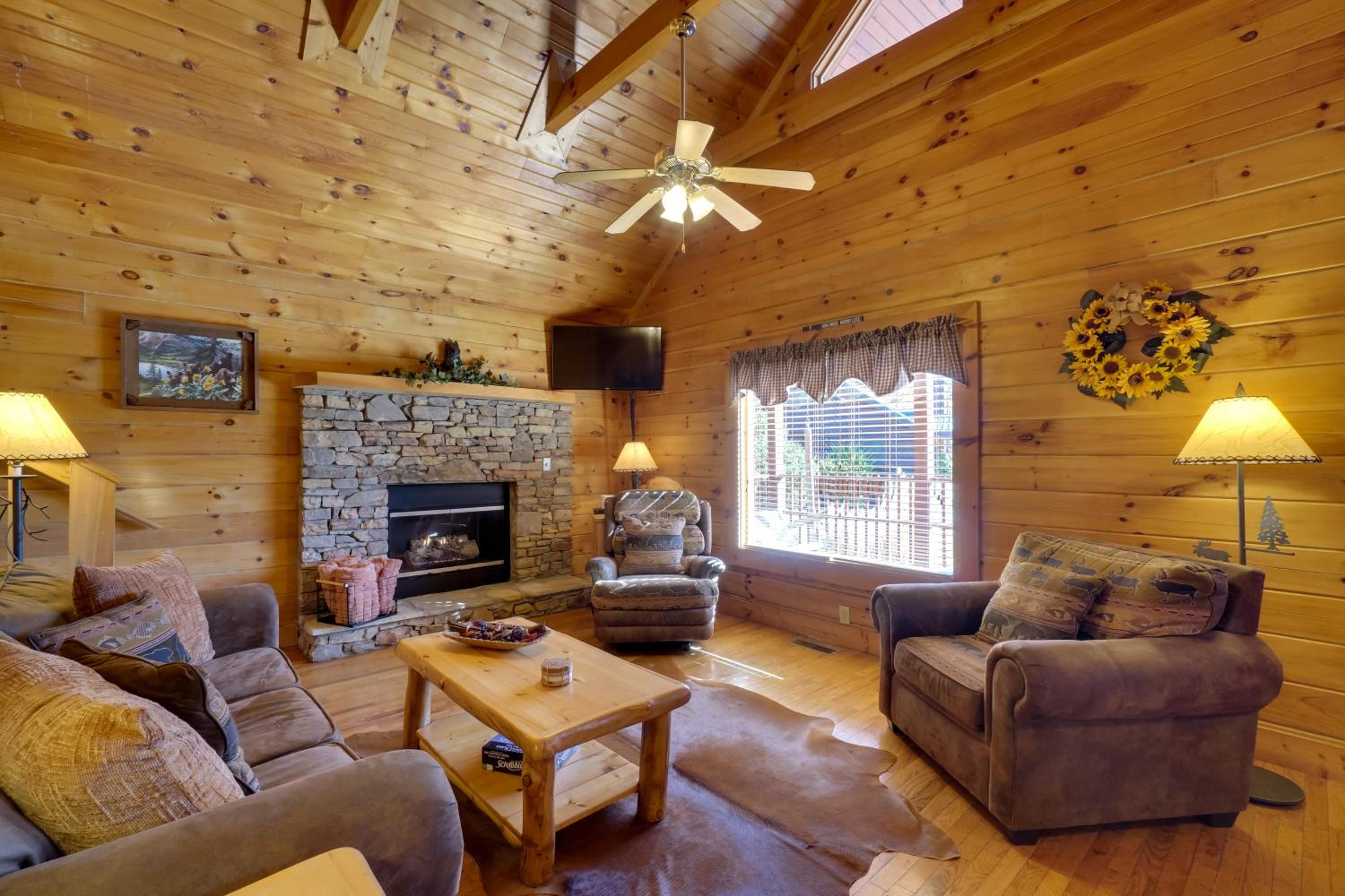 Gatlinburg Scenic Cabin with Hot Tub | 2 Mi to Dtwn!